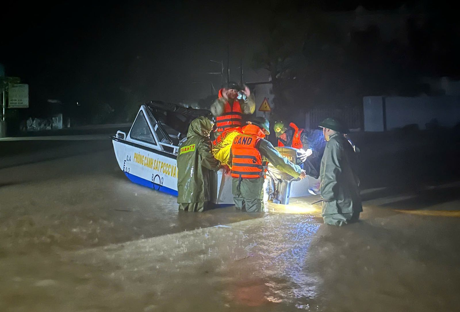 Thanh Hóa: 45.000 người bị cô lập do mưa bão