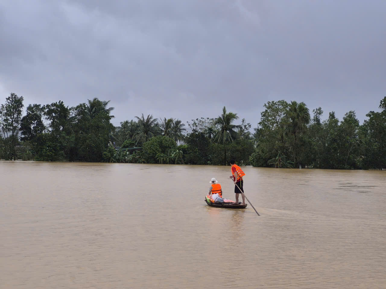 Thanh Hóa: Nỗ lực tiếp tế cho người dân vùng rốn lũ Nông Cống