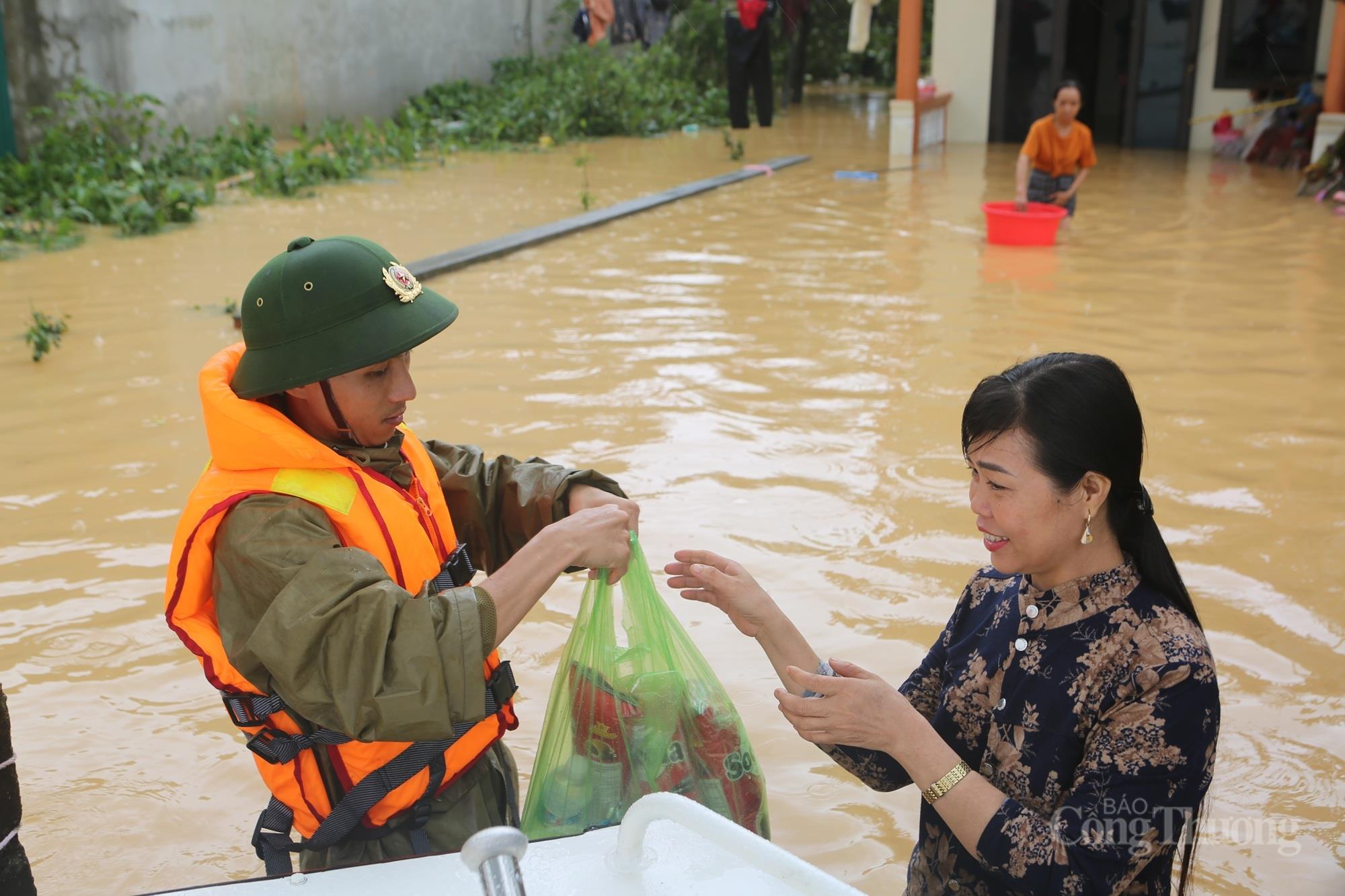 Thanh Hóa oằn mình trong biển nước, hàng nghìn hộ dân bị cô lập