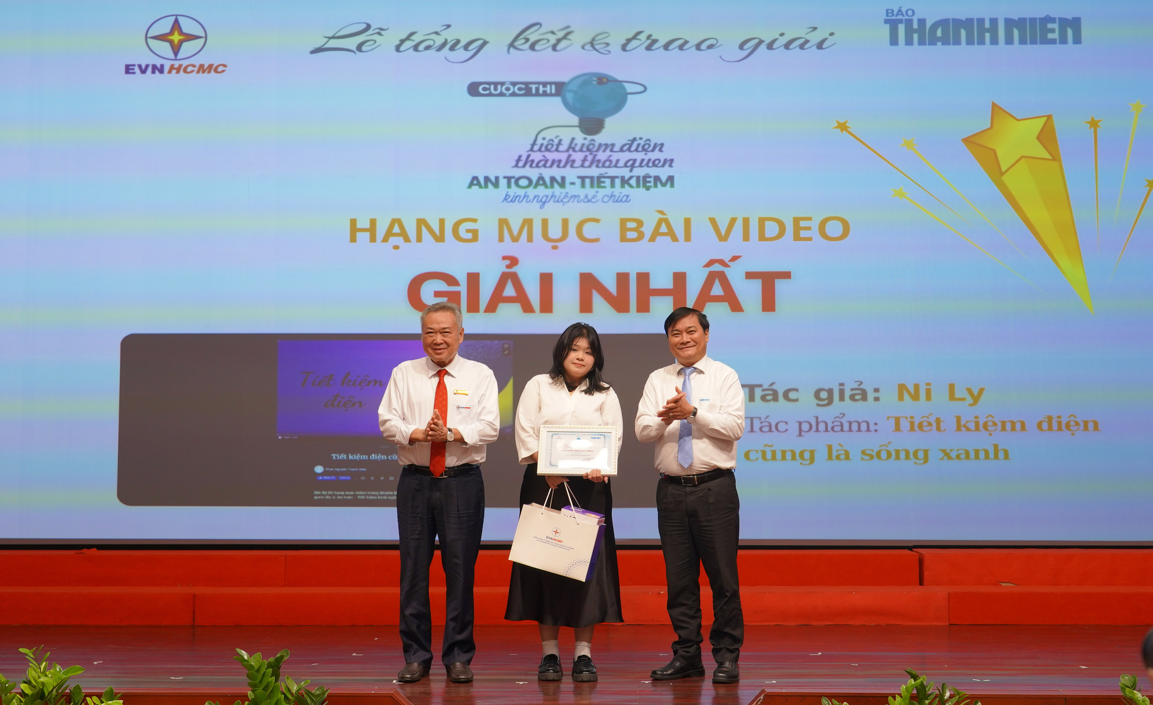Ông Phạm Quốc Bảo - Chủ tịch Hội đồng thành viên Tổng công ty Điện lực TP. Hồ Chí Minh và nhà báo Nguyễn Ngọc Toàn - Tổng Biên tập Báo Thanh Niên, trao giải Nhất cho tác giải Ni Ly. Ảnh: Minh Khuê.
