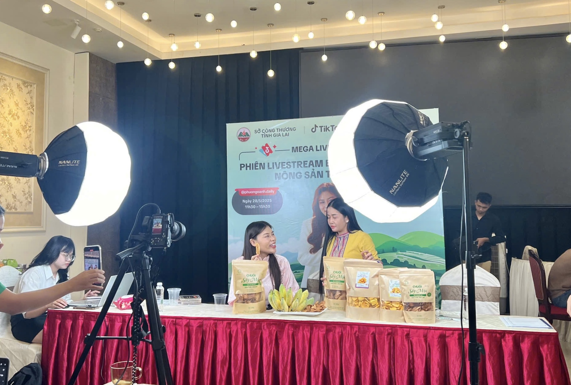 Người Jrai ở Gia Lai đưa nông sản lên chợ mạng