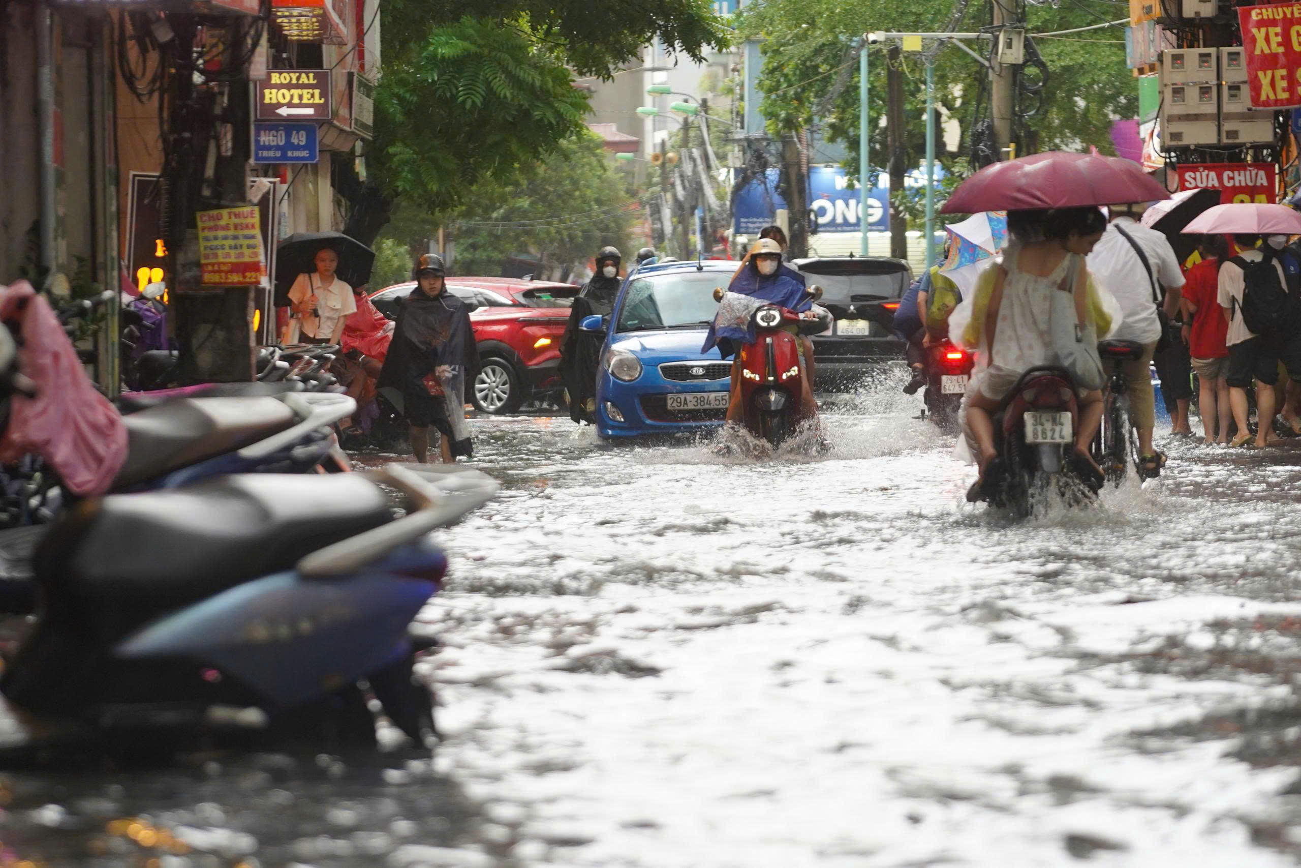 Hà Nội: Mưa lớn xuyên đêm, nhiều tuyến đường ngập sâu