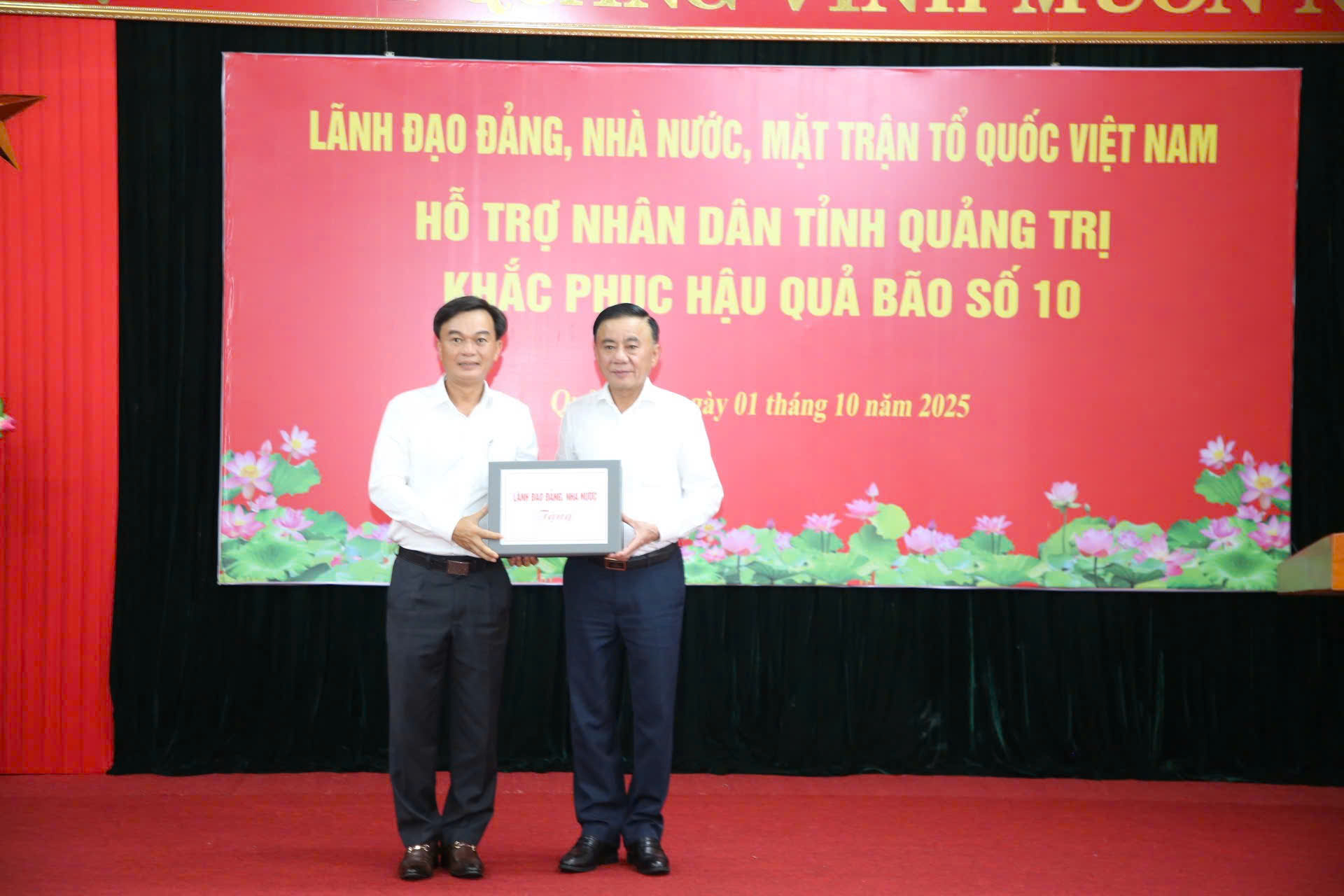 Thường trực Ban Bí thư Trần Cẩm Tú thăm, động viên nhân dân Quảng Trị khắc phục bão 