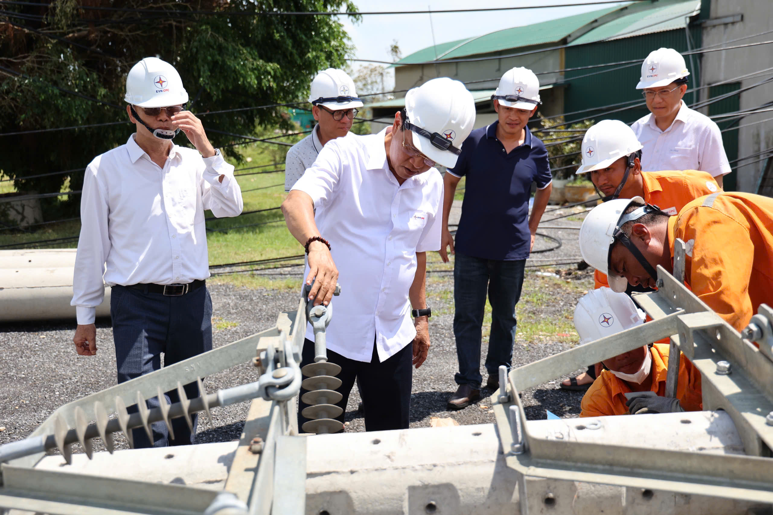 Tổng giám đốc EVNCPC thăm, động viên lực lượng khắc phục sự cố điện tại Quảng Trị sau bão số 10