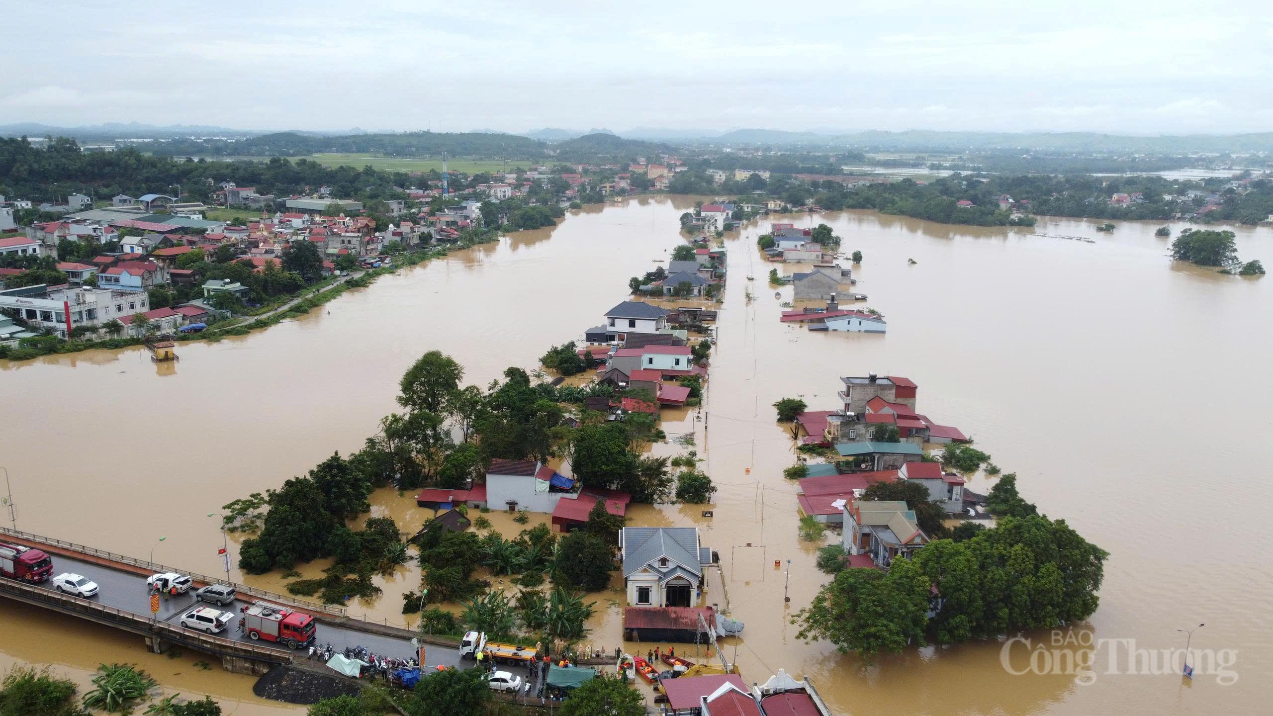 Thanh Hóa: Nước bủa vây tứ phía, nhà dân ngập chìm trong nước