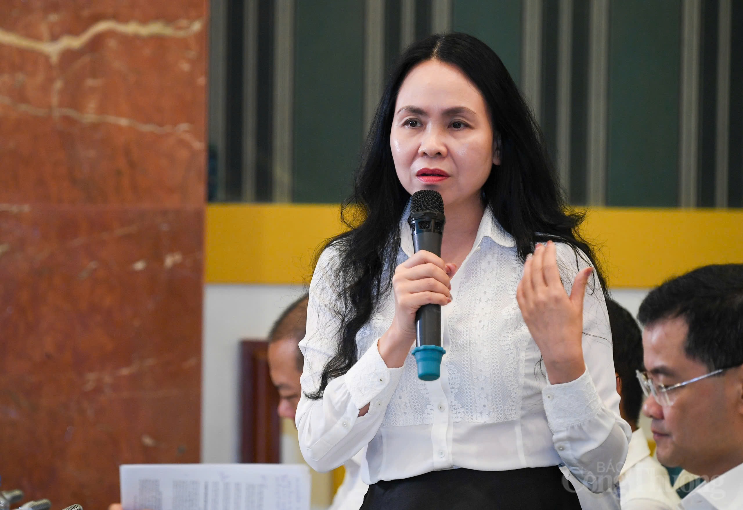 Bà Lê Hoàng Oanh - Cục trưởng Cục Thương mại điện tử và Kinh tế số, Bộ Công Thương khẳng định, Bộ Công Thương luôn đồng hành cùng nông dân trong việc đưa sản phẩm bán trên sàn thương mại điện tử.