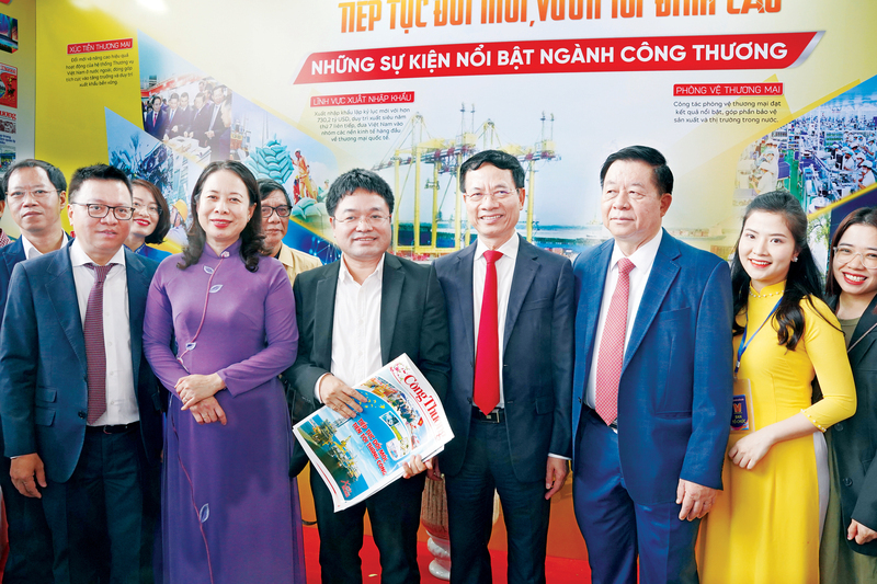 Đồng chí Nguyễn Trọng Nghĩa, Võ Thị Ánh Xuân, Nguyễn Mạnh Hùng, Lê Quốc Minh thăm gian trưng bày Báo Công Thương tại Hội báo toàn quốc 2023.jpg