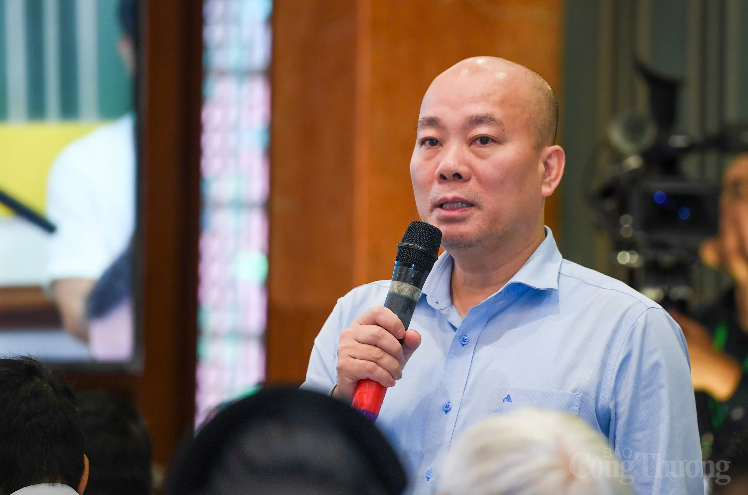 Cục trưởng Cục Xúc tiến thương mại Vũ Bá Phú trả lời, giải đáp những thắc mắc của hợp tác xã trong hoạt động xúc tiến thương mại.
