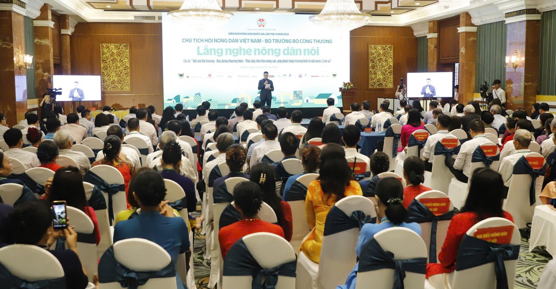 Toàn cảnh diễn đàn.