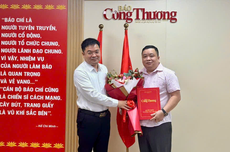 Nhà báo Nguyễn Văn Minh, Tổng Biên tập Báo Công Thương (bên trái) trao Quyết định bổ nhiệm Trưởng Văn phòng đại diện phía Nam cho Nhà báo Nguyễn Hồng Quang (bên phải).