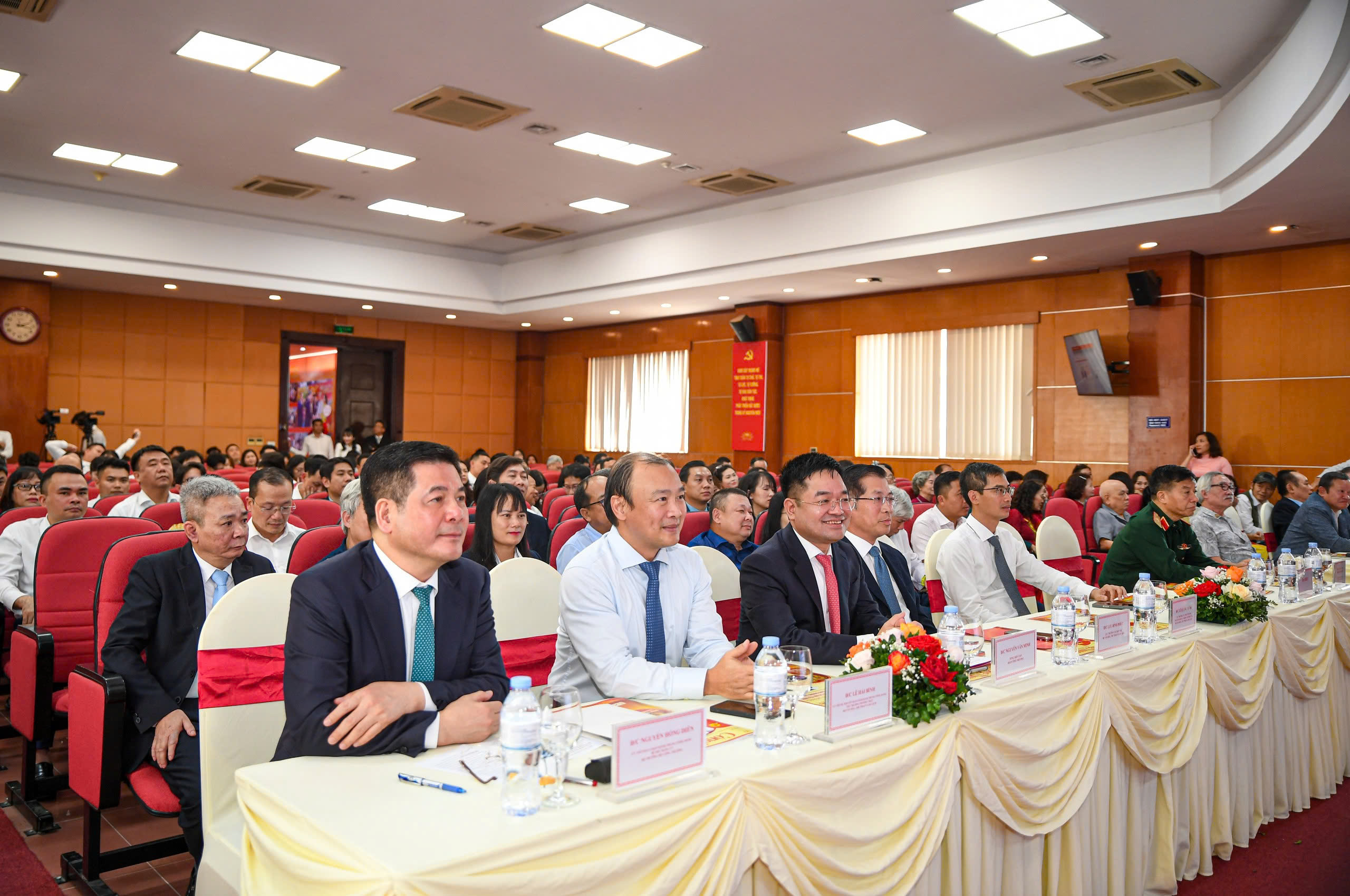 Uỷ viên Trung ương Đảng, Bí thư Đảng uỷ, Bộ trưởng Bộ Công Thương Nguyễn Hồng Diên; Uỷ viên dự khuyết Trung ương Đảng, Thứ trưởng Thường trực Bộ Văn hoá, Thể thao và Du lịch Lê Hải Bình; Tổng Biên tập Báo Công Thương Nguyễn Văn Minh tại Lễ kỷ niệm.