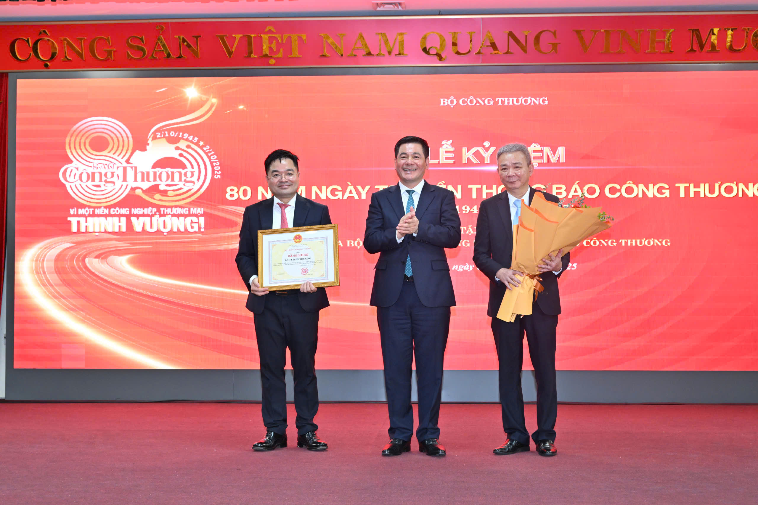 Bộ trưởng Nguyễn Hồng Diên trao bằng khen cho tập thể Báo Công Thương