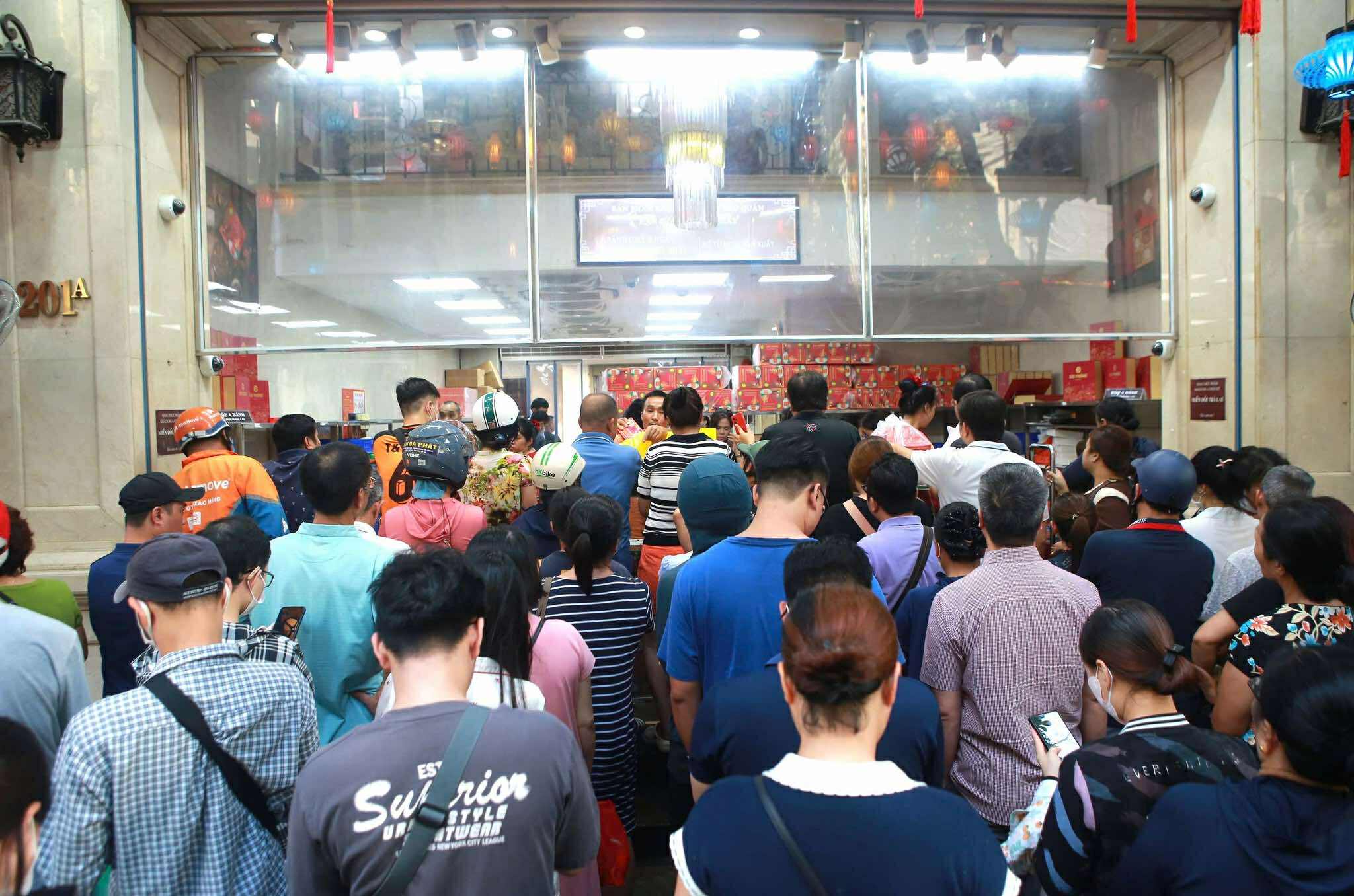 Người dân Hà Nội xếp hàng dài mua bánh trung thu truyền thống