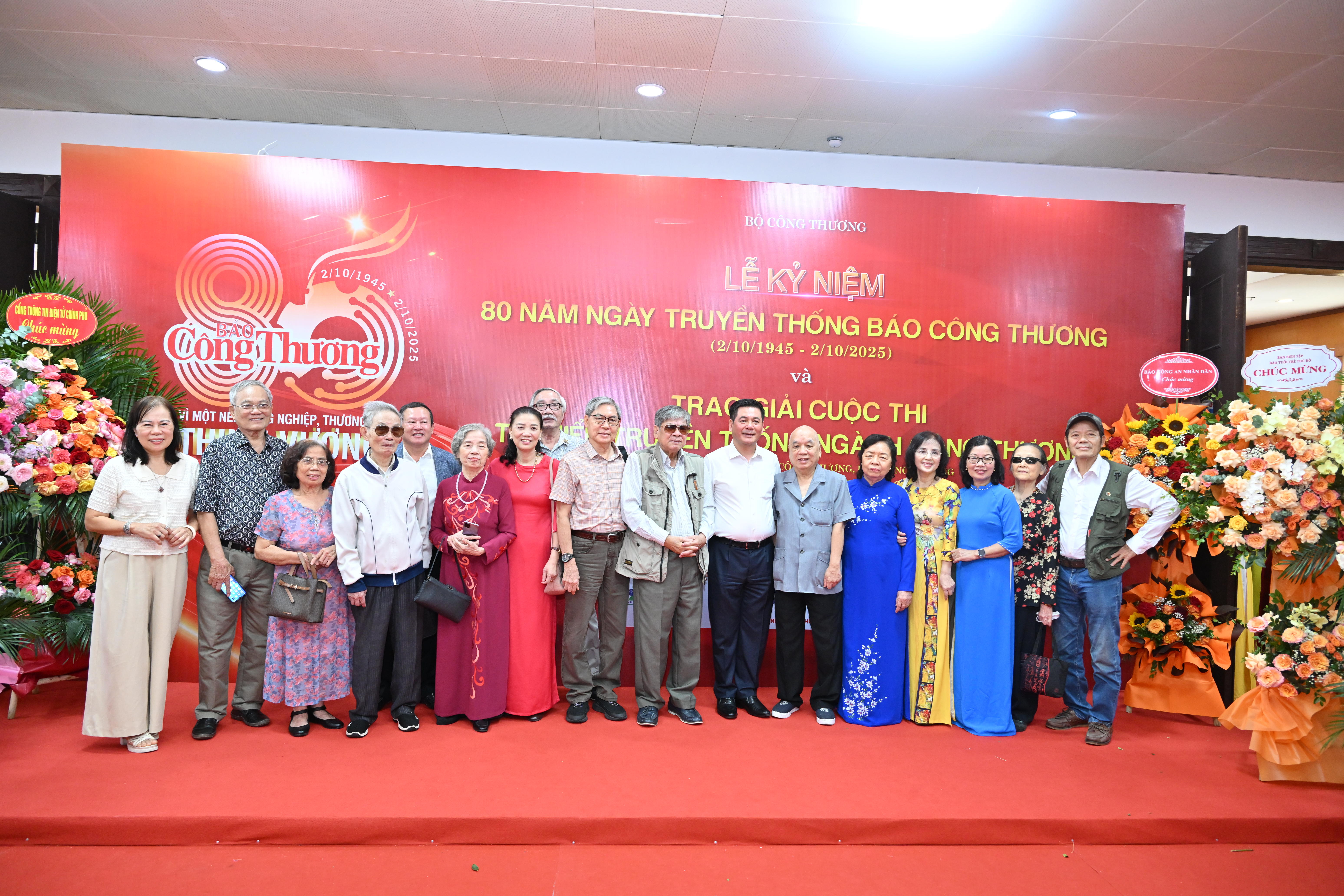 Bộ trưởng Nguyễn Hồng Diên chụp ảnh lưu niệm cùng các nguyên lãnh đạo Báo Công Thương và nguyên cán bộ của Báo qua các thời kỳ