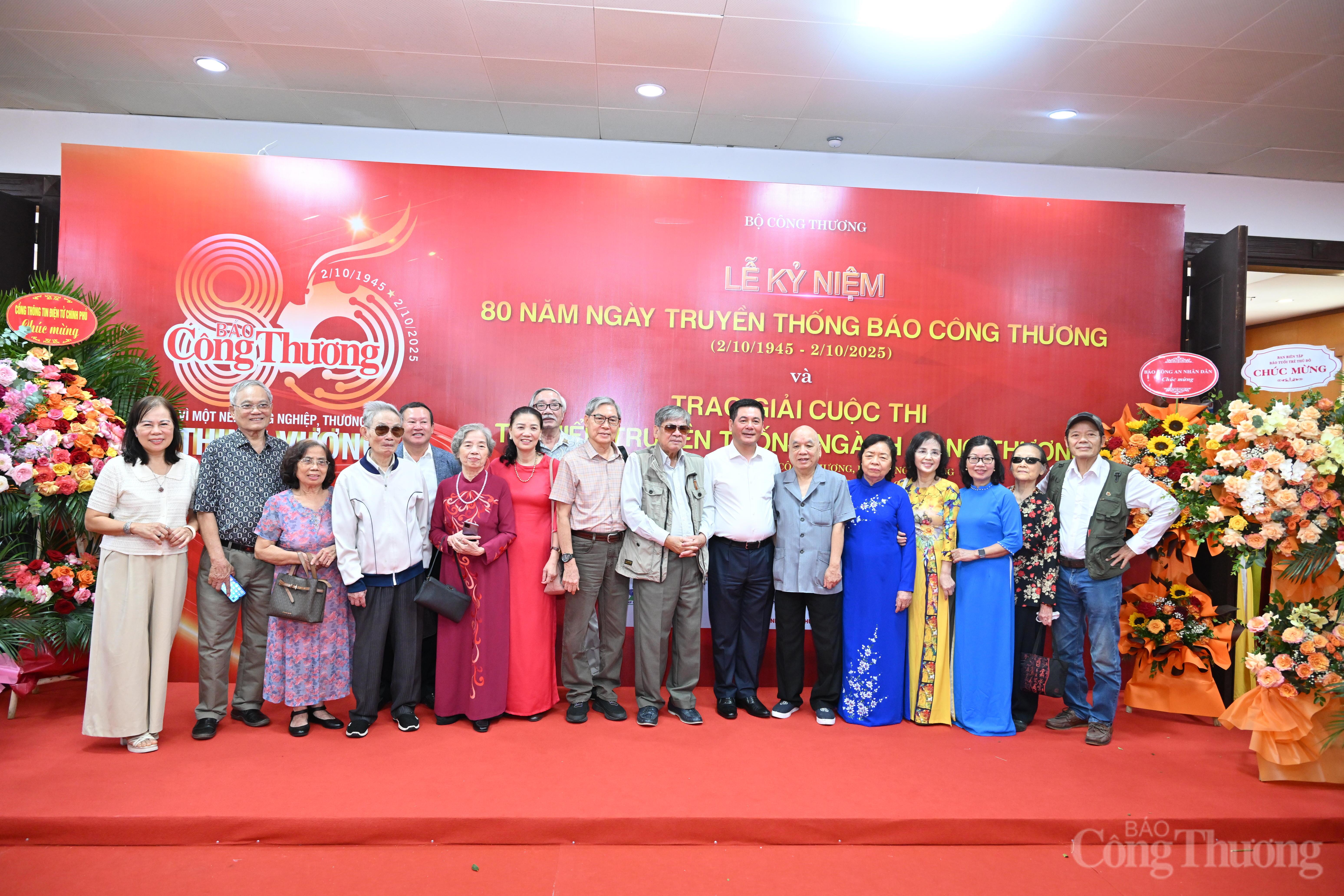 Bộ trưởng Nguyễn Hồng Diên chụp ảnh lưu niệm cùng các nguyên lãnh đạo Báo Công Thương và nguyên cán bộ của Báo qua các thời kỳ