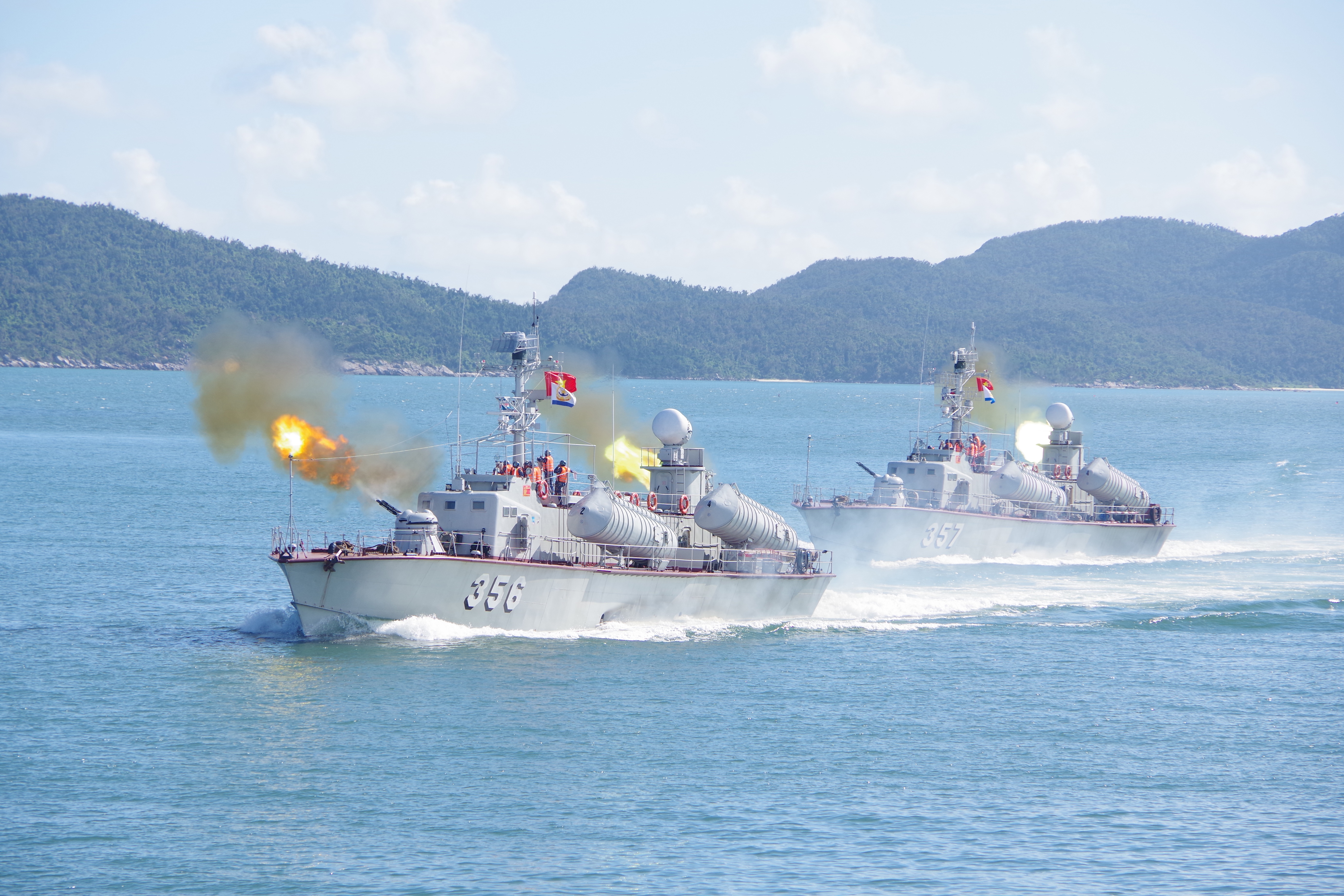 Cận cảnh huấn luyện bắn đạt thật trên vùng biển Quảng Ninh