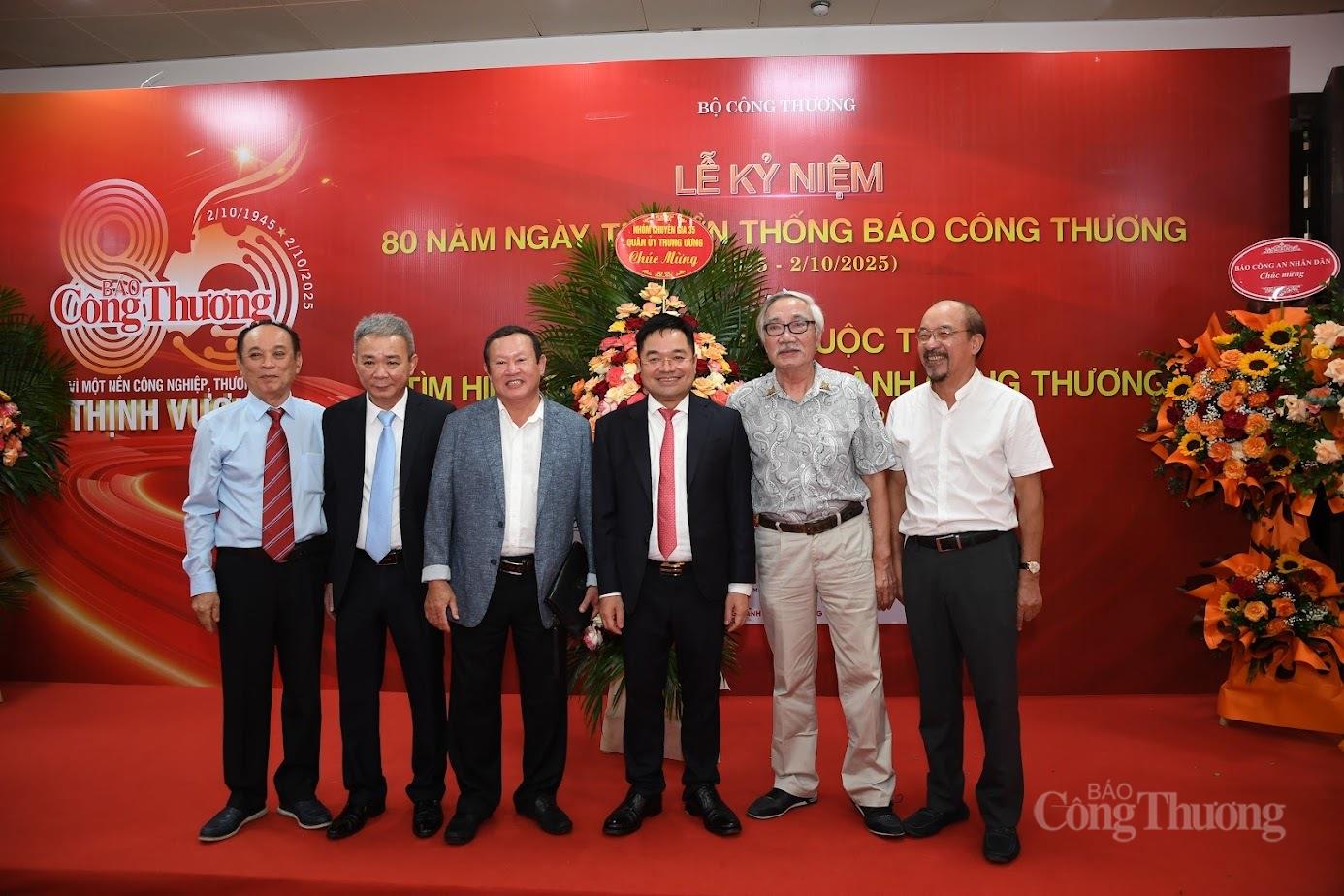 Tổng Biên tập Nguyễn Văn Minh chụp ảnh lưu niệm cùng các nguyên lãnh đạo Báo Công Thương