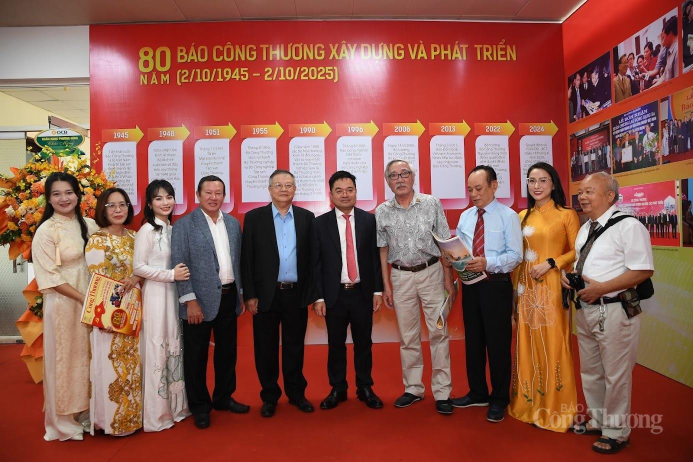 Tổng Biên tập Nguyễn Văn Minh và các nguyên lãnh đạo Báo Công Thương qua các thời kỳ cùng các lớp thế hệ phóng viên, nhá báo kế cận