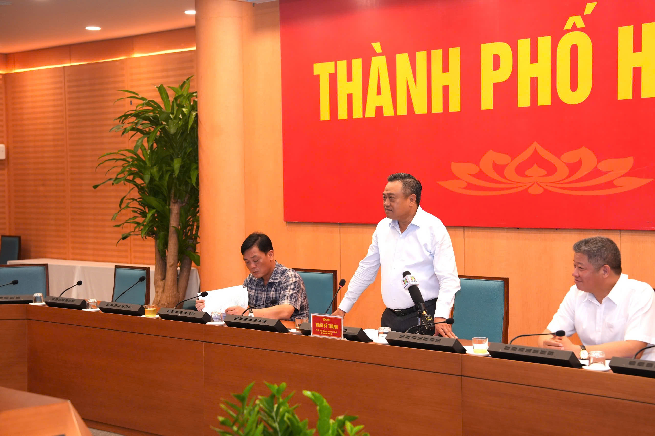 Chủ tịch UBND TP. Hà Nội chủ trì họp triển khai ứng phó bão số 11