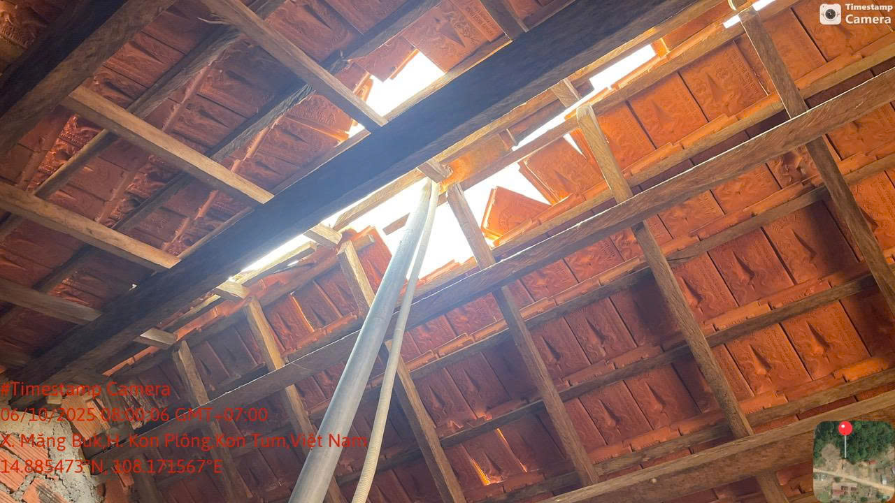 Quảng Ngãi: Động đất liên tục, mái ngói trường học bị hỏng hoàn toàn