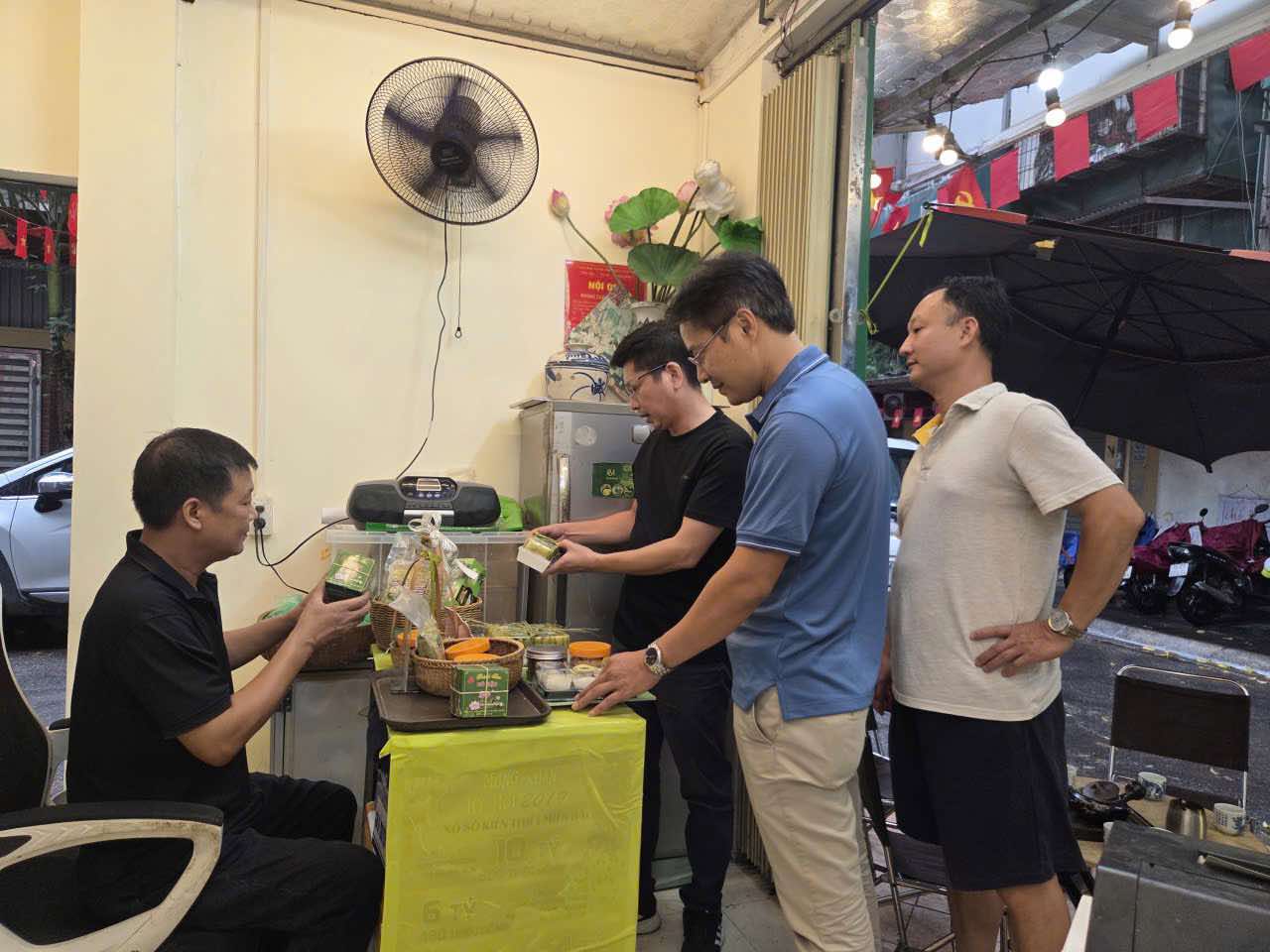 Người Hà Nội tìm về truyền thống, sản phẩm cốm 'lên ngôi' dịp Trung thu