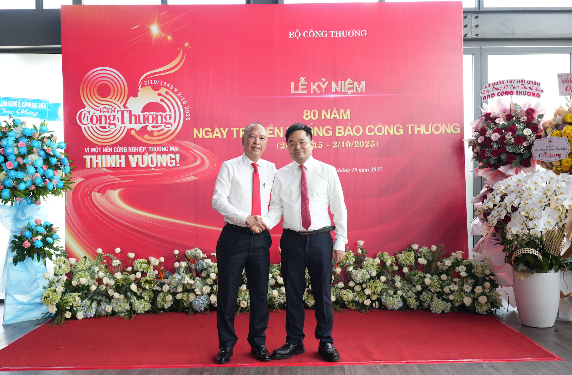 Tổng Biên tập Báo Công Thương Nguyễn Văn Minh (bên phải) và nhà báo Phạm Hùng - Phó Tổng Biên tập Tạp chí Diễn đàn Doanh nghiệp.