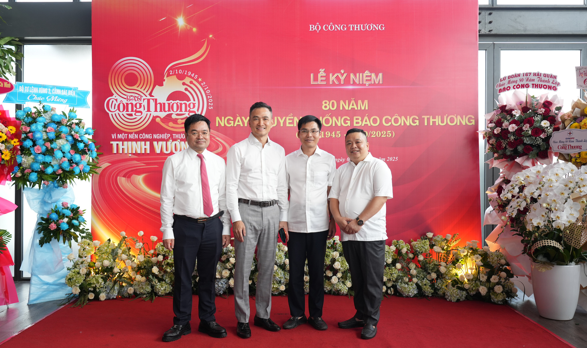 Tổng Biên tập Báo Công Thương Nguyễn Văn Minh chụp hình cùng diễn viên Chi Bảo và các khách mời.