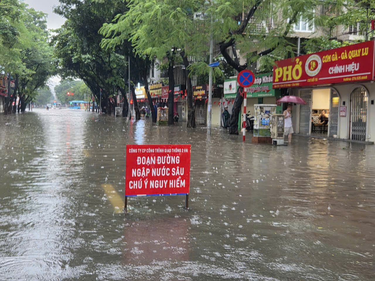 Hà Nội mưa lớn do hoàn lưu bão số 11: Người dân chủ động ứng phó ngập