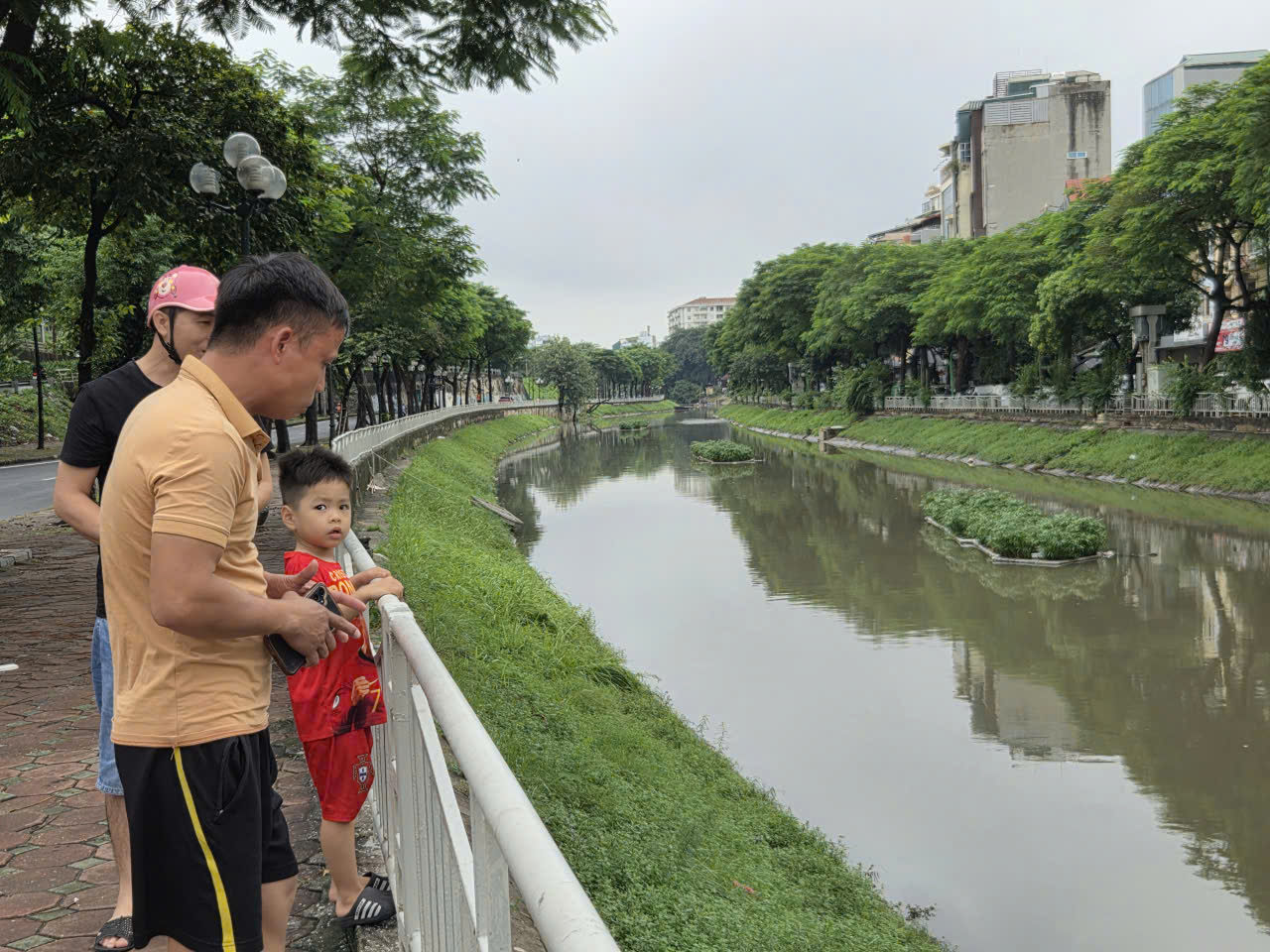 Chùm ảnh: Người dân Hà Nội trải nghiệm câu cá bên bờ sông Tô Lịch