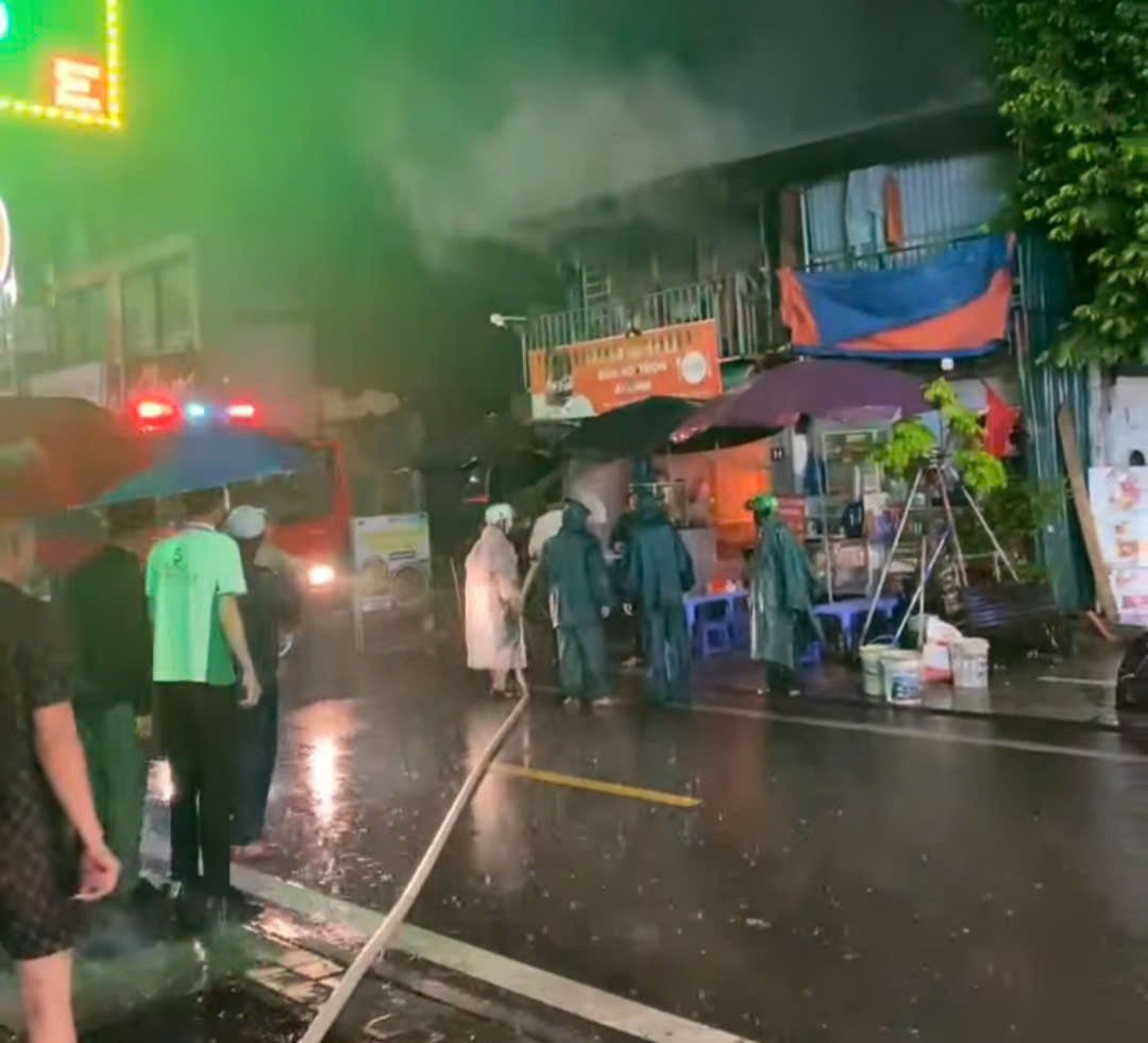 Hà Nội: Cháy ngôi nhà 2 tầng giữa lúc trời mưa lớn