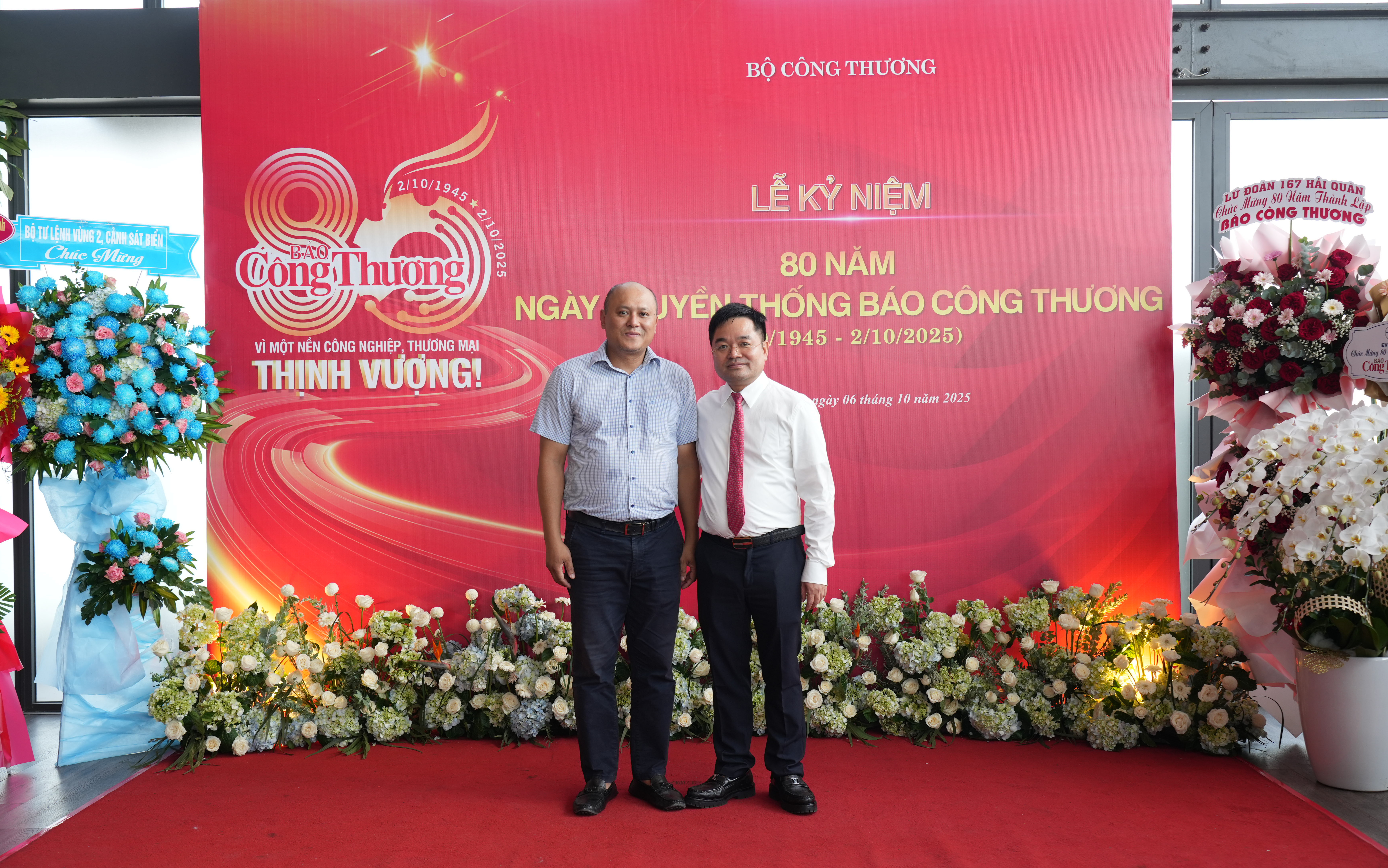 Tổng Biên tập Nguyễn Văn Minh (bên phải) chụp hình lưu niệm cùng nhà báo Đoàn Quý Nhật Bắc cháu của cố GS. Nhà giáo Nhân dân Đoàn Trọng Truyến - nguyên Bộ trưởng, Chủ nhiệm Văn phòng Chính phủ, nguyên Đổng lý văn phòng, chủ nhiệm những tờ tin đầu tiên của Báo Công Thương.