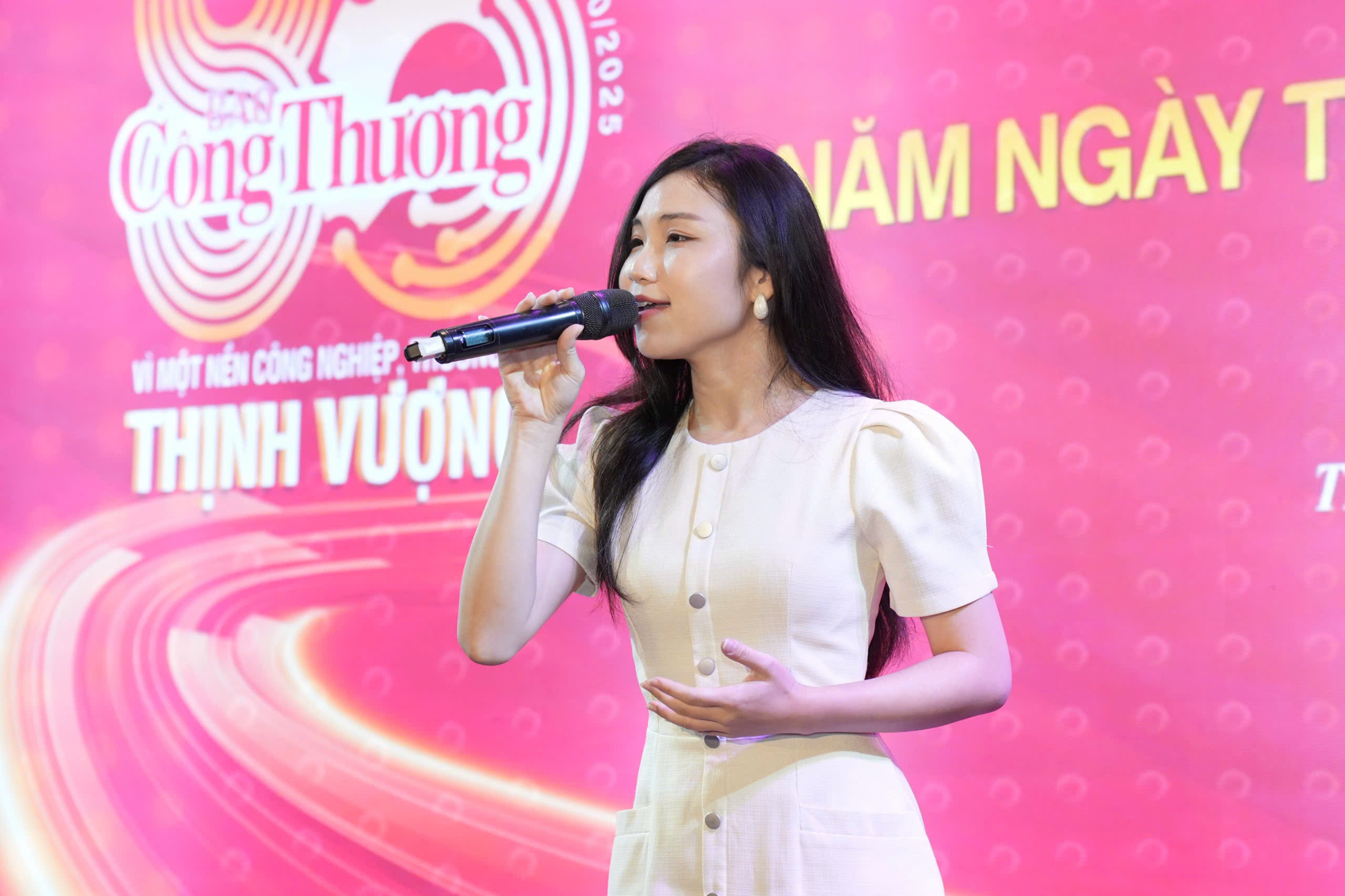 Cháu gái học giả Nguyễn Đình Đầu xuất hiện trong tiết mục văn nghệ mở màn buổi lễ.