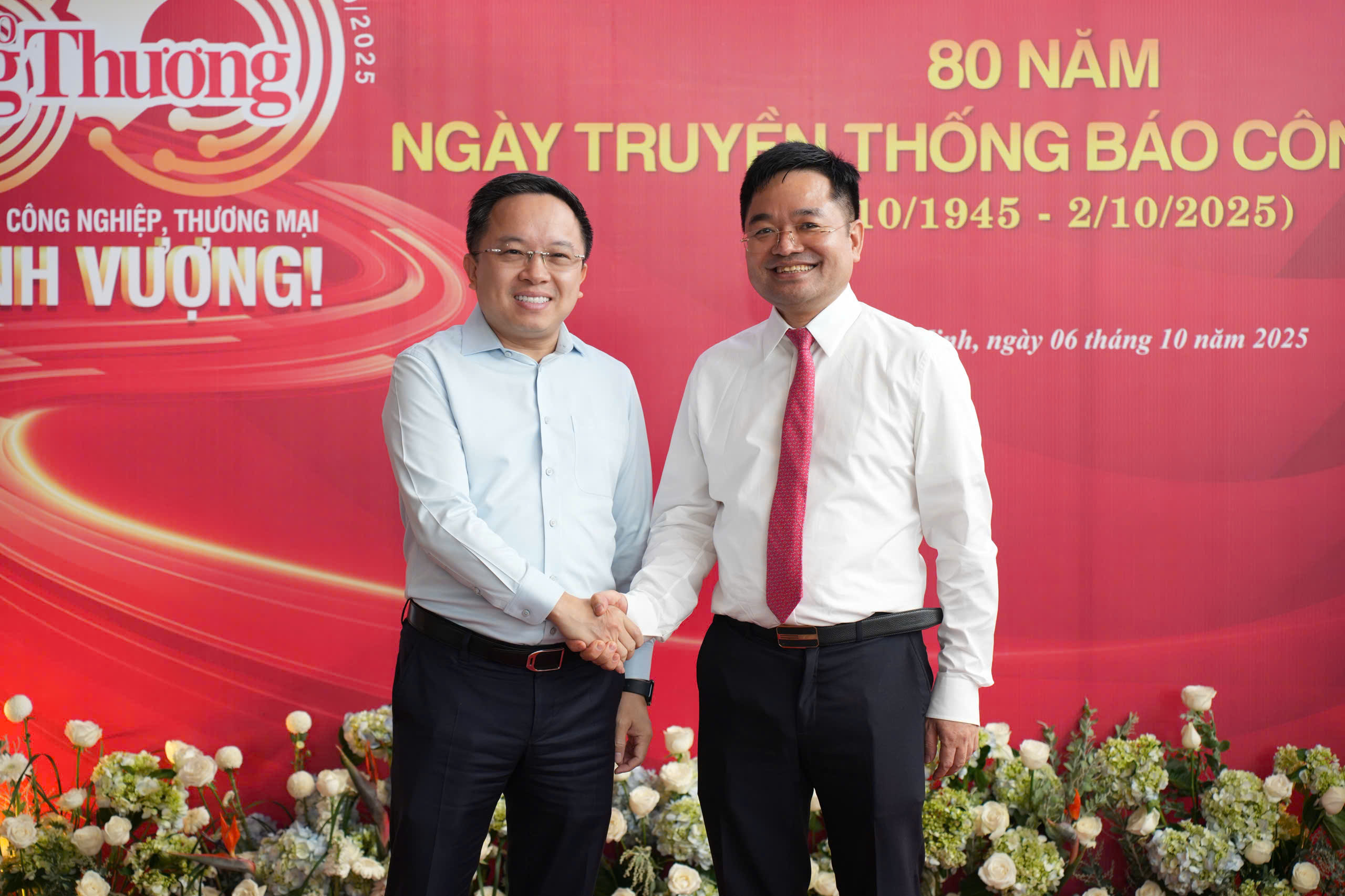 Tổng Biên tập Báo Công Thương Nguyễn Văn Minh (bên phải) và ông Từ Lương - Giám đốc Trung tâm Truyền hình Việt Nam tại TP. Hồ Chí Minh (VTV9) tại sự kiện.