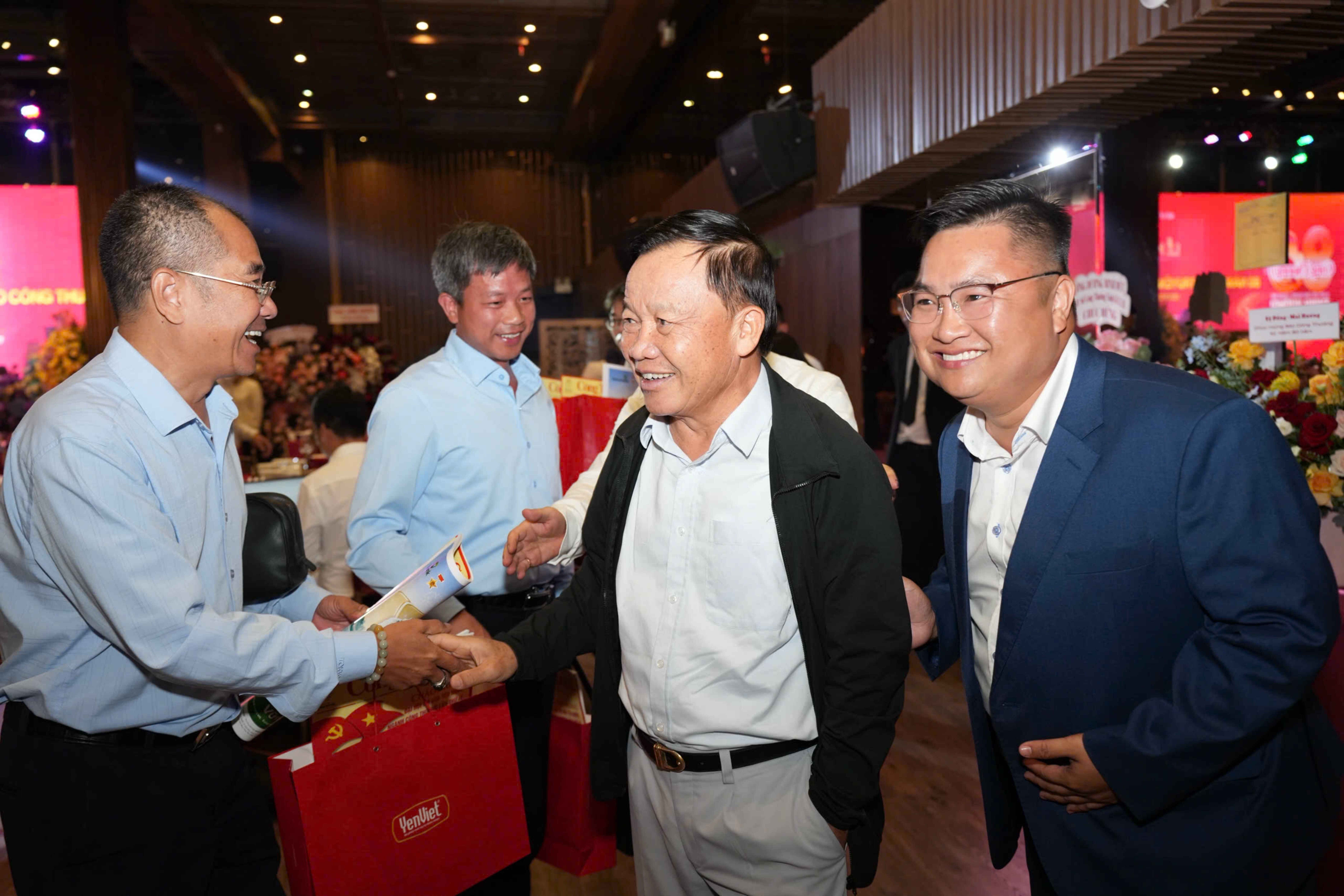 Ông Nguyễn Đức Thuấn - Chủ tịch Hiệp hội Da giày - Túi xách Việt Nam (thứ 2 từ phải sang) tham dự Lễ kỷ niệm.