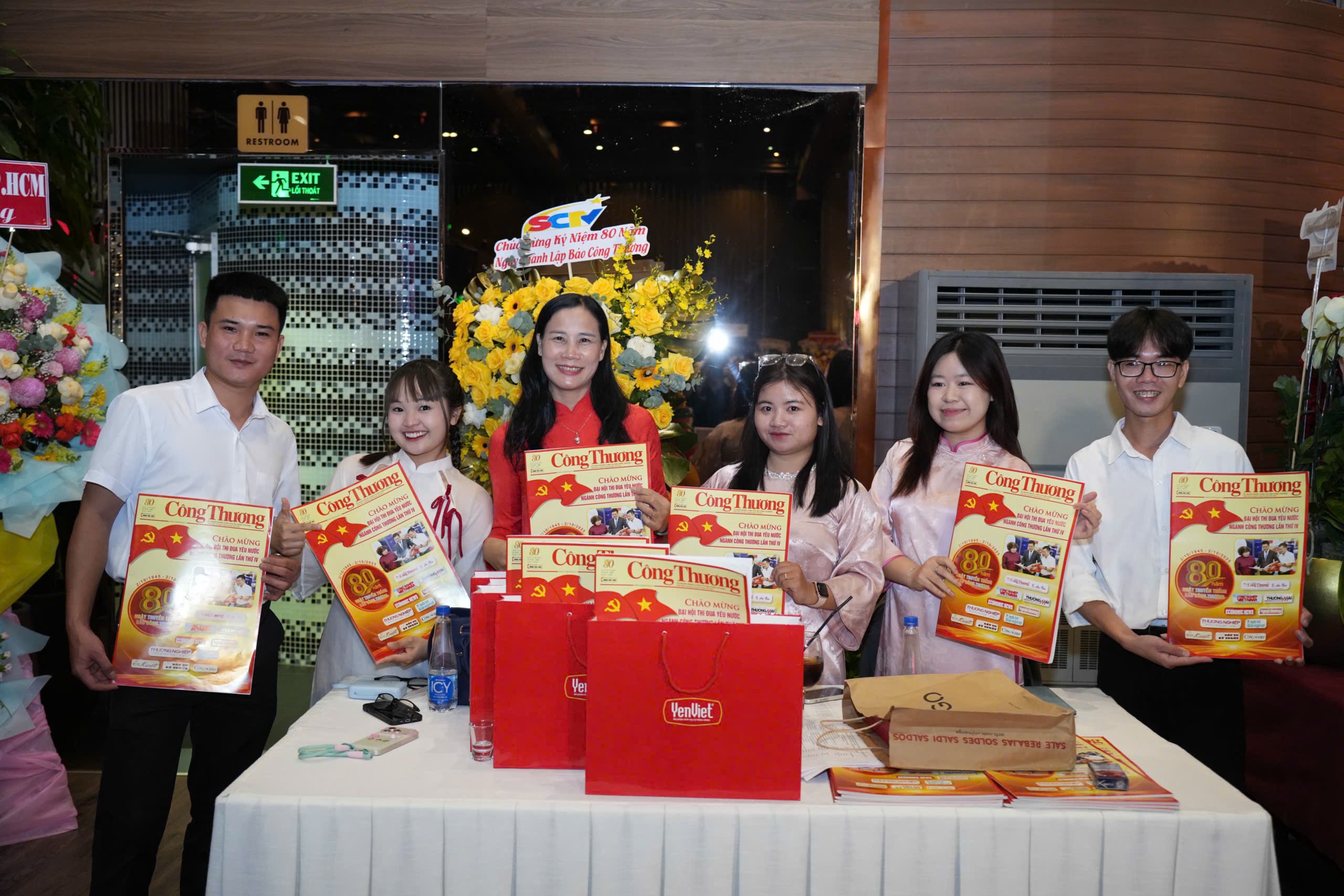 Các phóng viên, cộng tác viên Văn phòng đại diện miền Nam Báo Công Thương tại Lễ kỷ niệm.