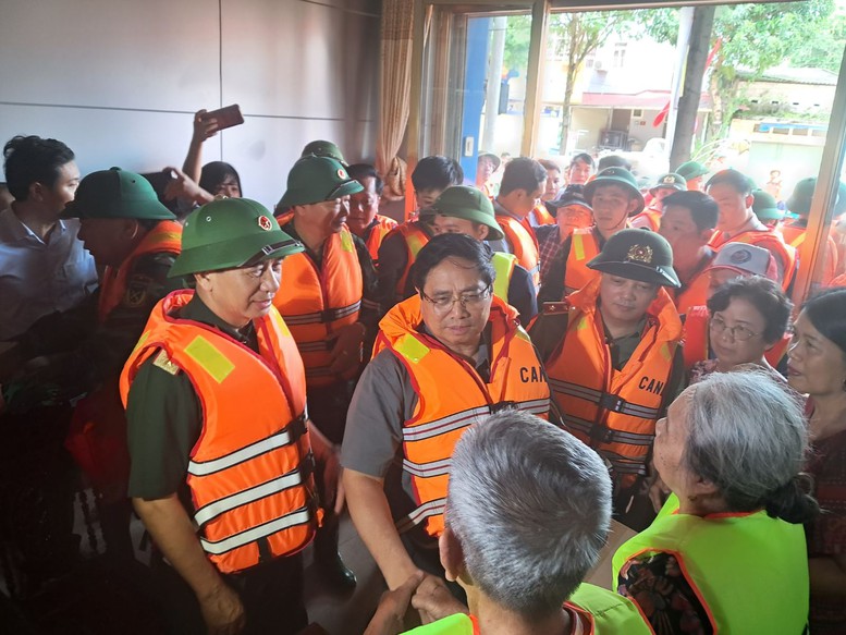 Thủ tướng thăm hỏi người dân, chỉ đạo khắc phục hậu quả mưa lũ tại Thái Nguyên