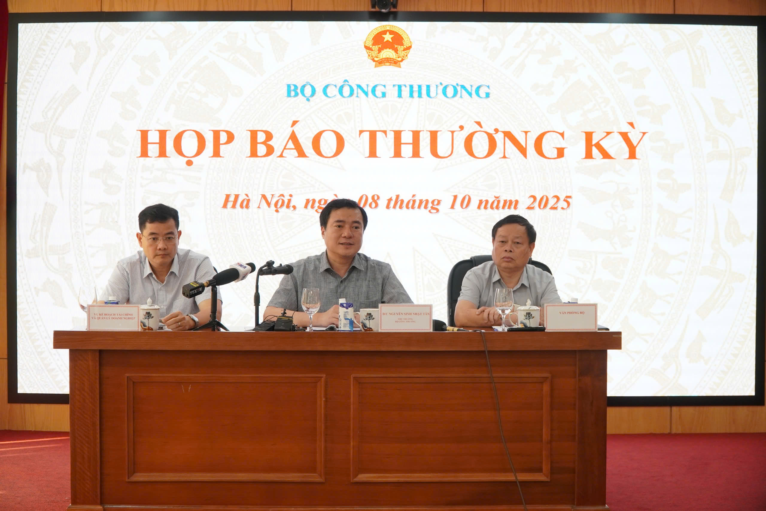 Thứ trưởng Bộ Công Thương Nguyễn Sinh Nhật Tân chủ trì họp báo.