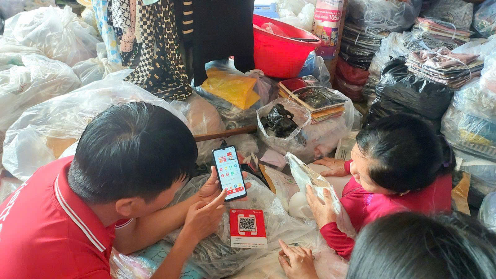 Quảng Ngãi: Phụ nữ xã Long Phụng làm quen với “Chợ công nghệ 4.0”