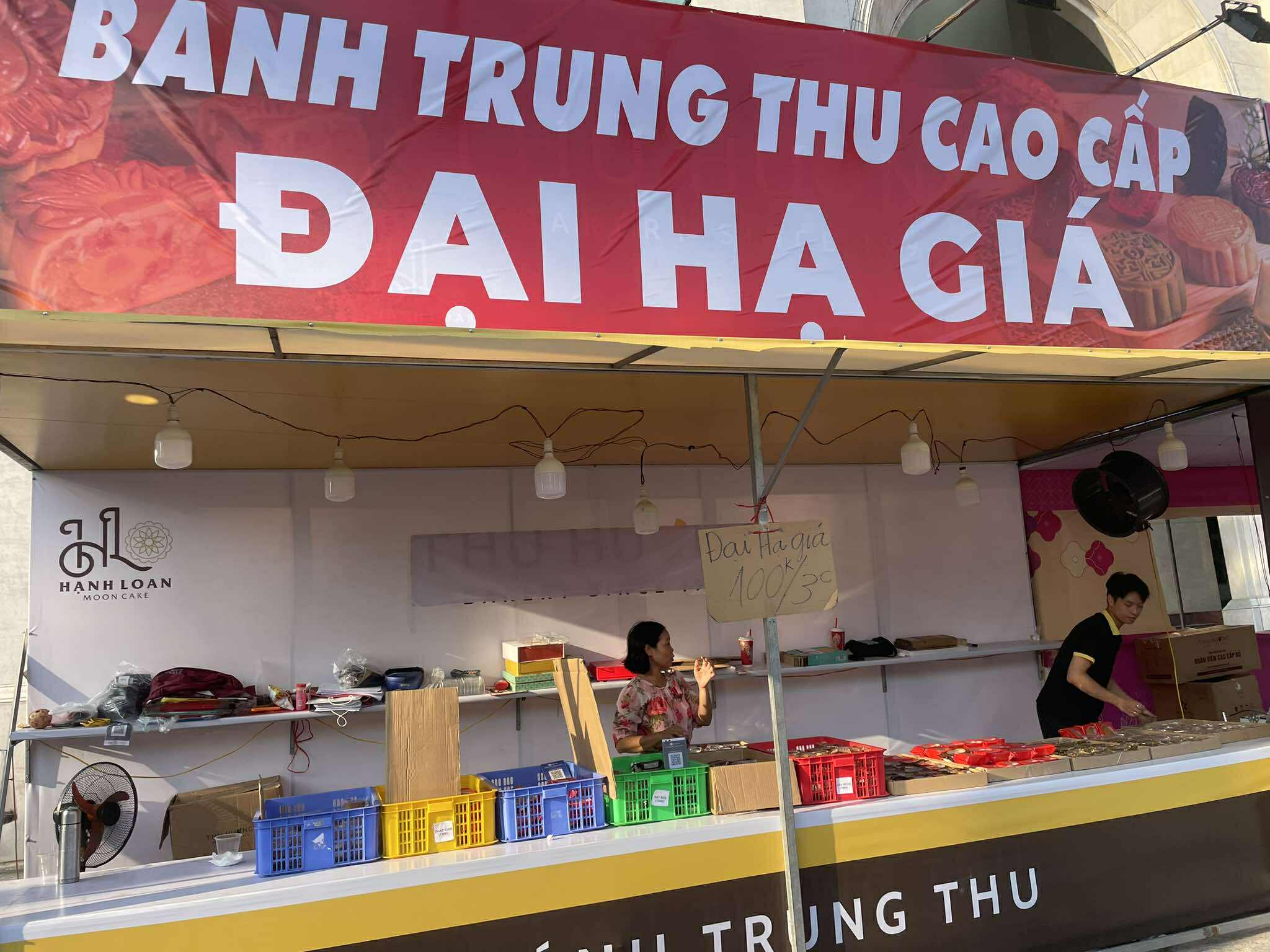 Bánh trung thu đại hạ giá hút khách sau Tết đoàn viên