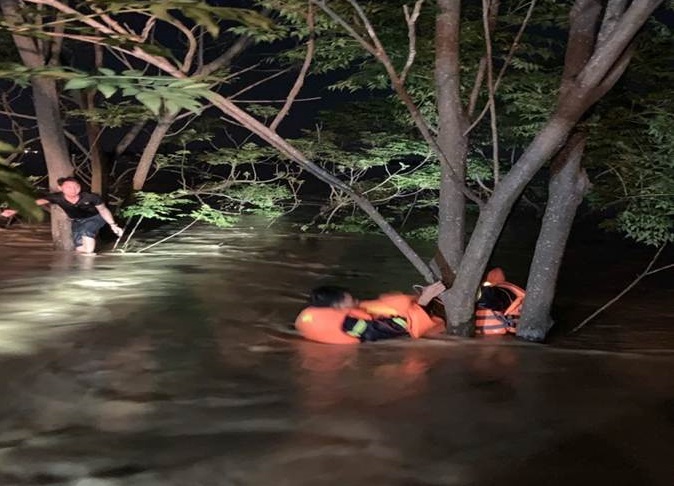 Hà Nội kịp thời cứu người gặp nạn khi đi giúp dân vùng lũ