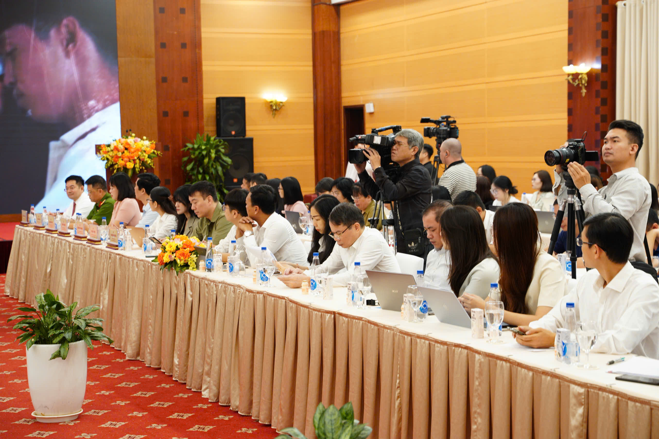 Đông đảo đại biểu tham gia diễn đàn.