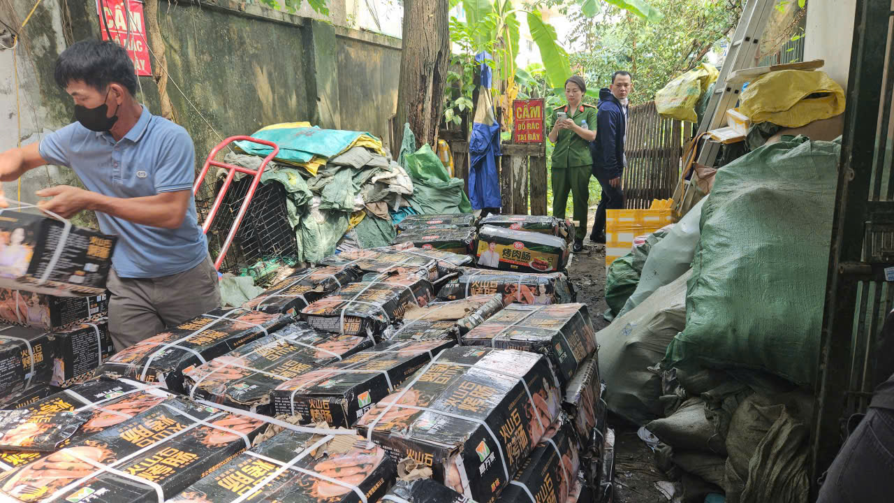 Phát hiện hộ kinh doanh hơn 1,6 tấn lạp xưởng không rõ nguồn gốc