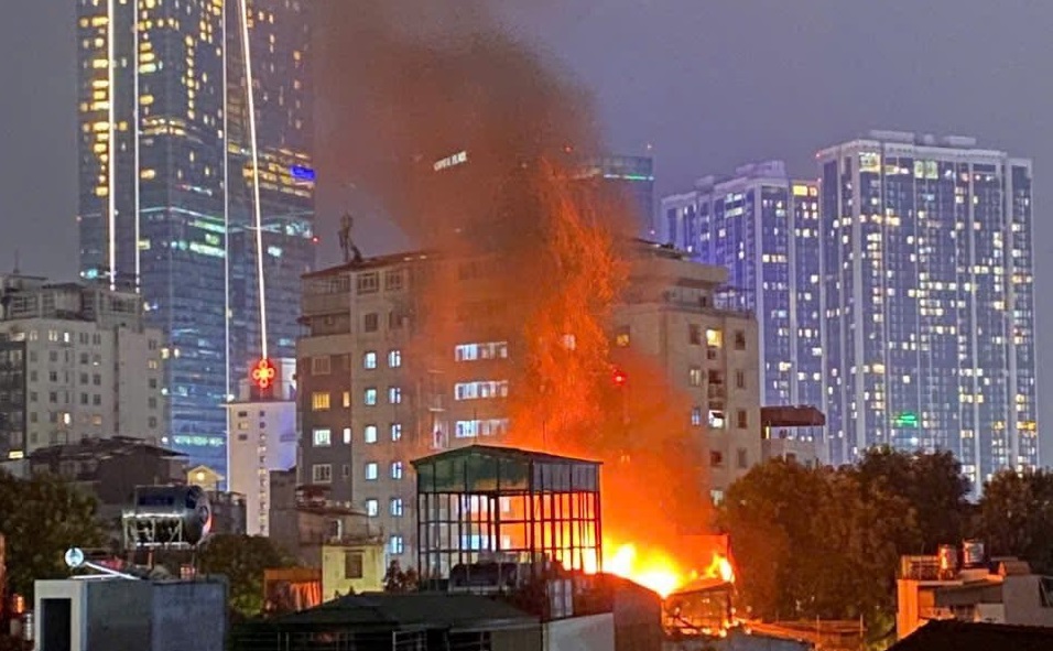 Hà Nội: Đang cháy lớn tại khu dân cư ở đường Đê La Thành