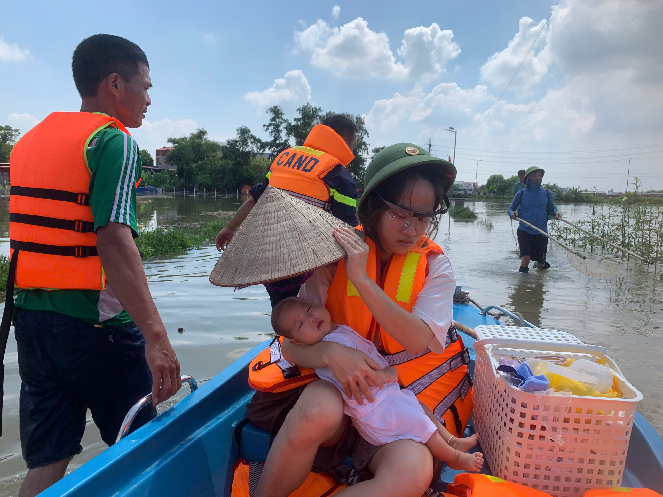 Công an Hà Nội nỗ lực hỗ trợ người dân vùng lũ ngập sâu xã Trung Giã