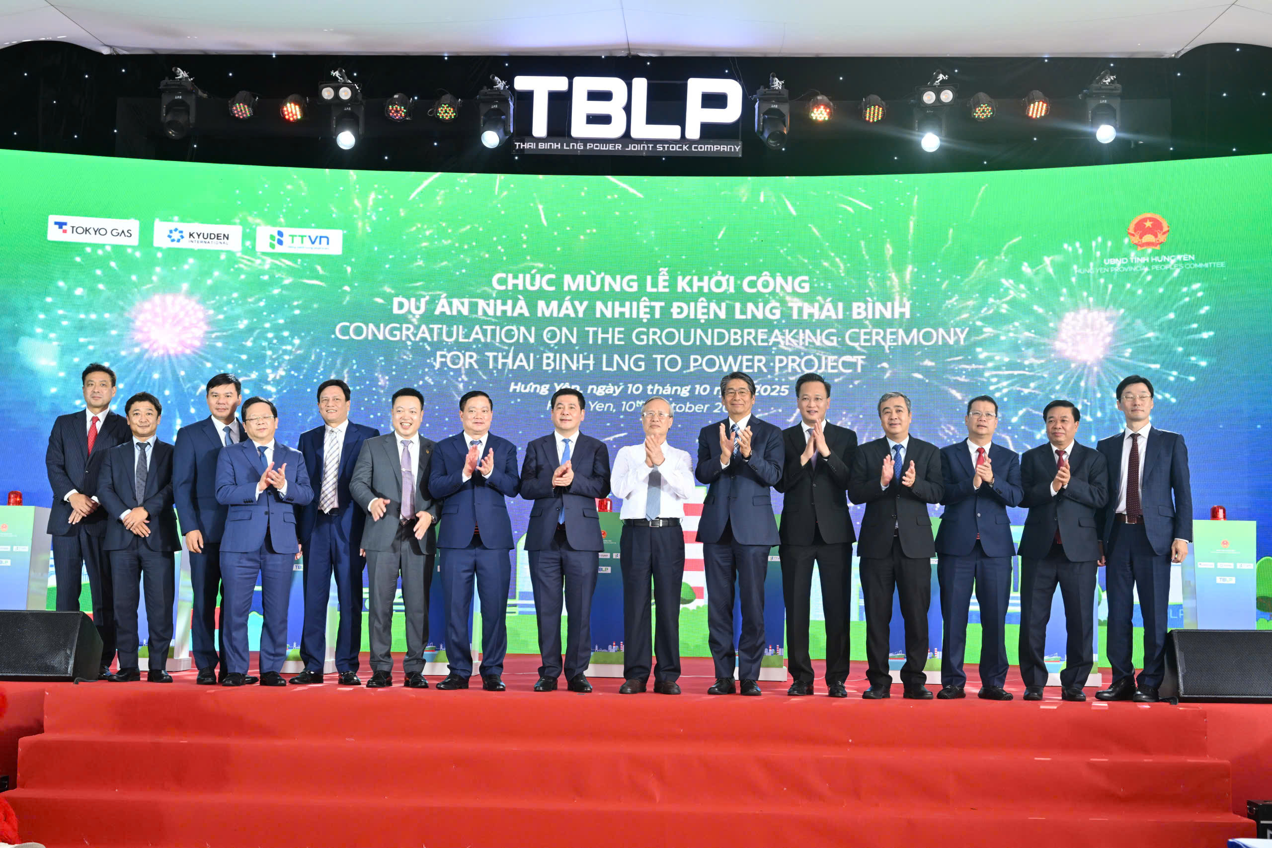 Các đại biểu chúc mừng dự án chính thức được khởi công.