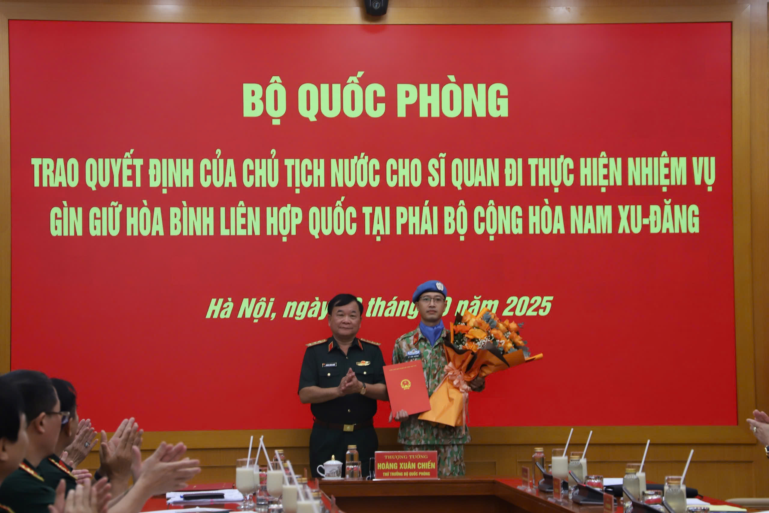 Bộ Quốc phòng trao quyết định cho sĩ quan đi làm nhiệm vụ gìn giữ hoà bình Liên Hợp Quốc