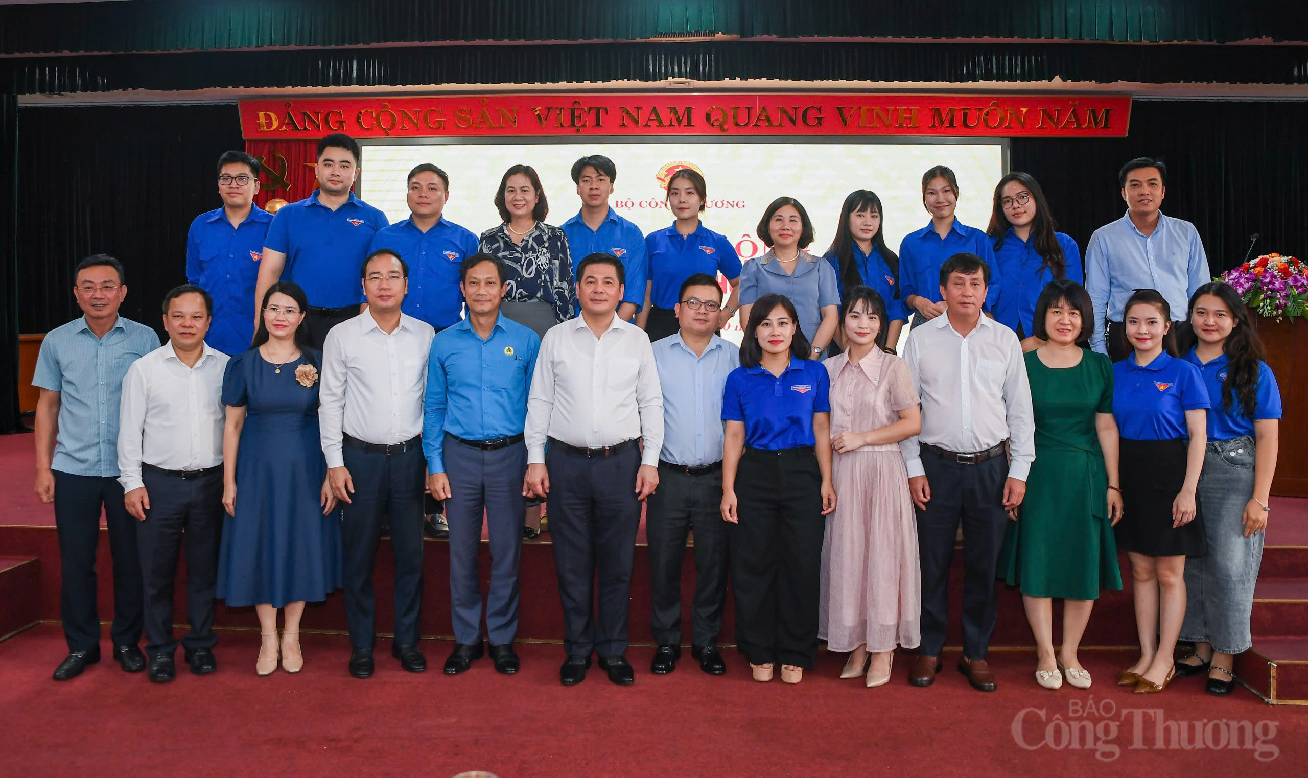 Bộ trưởng Nguyễn Hồng Diên cùng lãnh đạo Bộ Công Thương chụp ảnh chung với đại diện các đơn vị, đoàn viên, thanh niên trong lễ phát động.