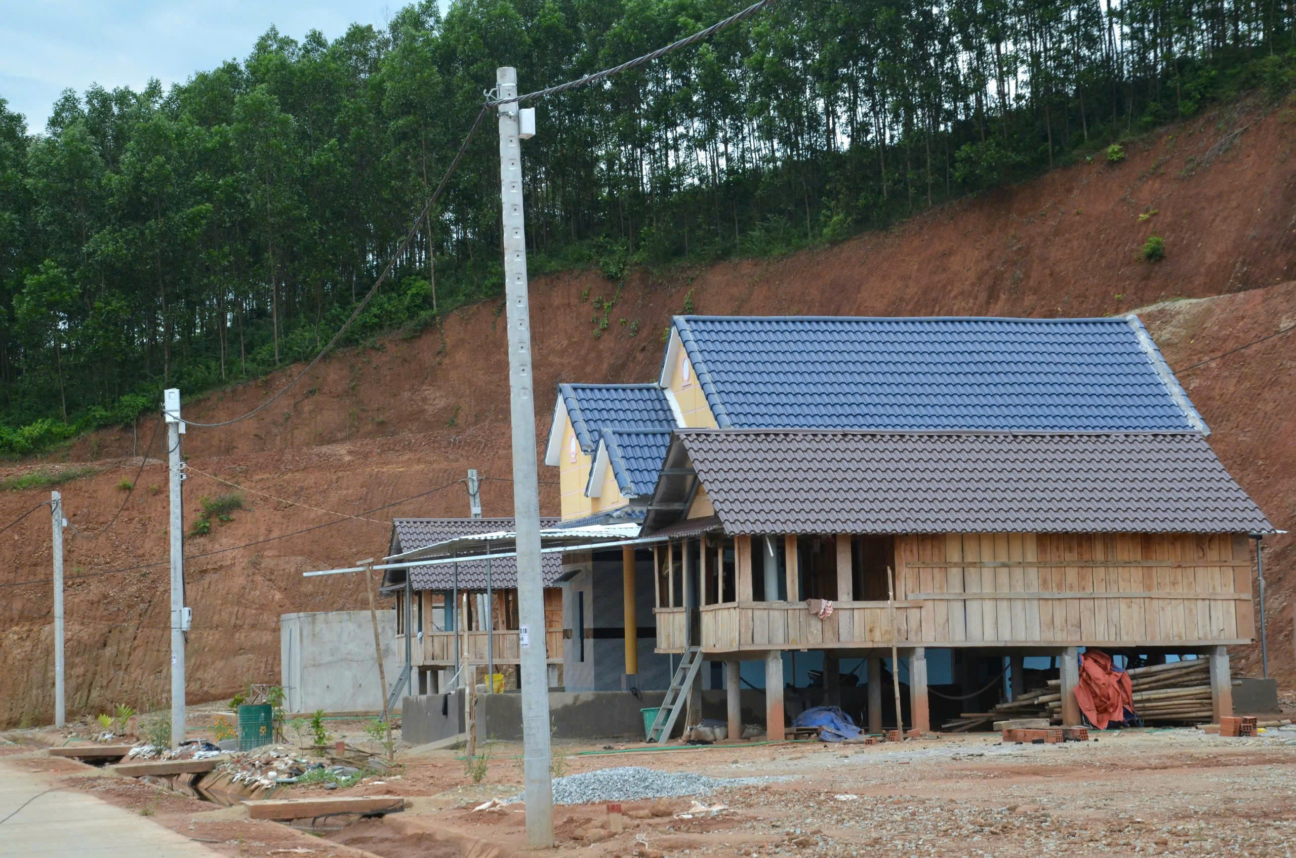 Hiểm họa 'núi đè': Hàng trăm hộ dân Quảng Ngãi di dời đến nơi an toàn