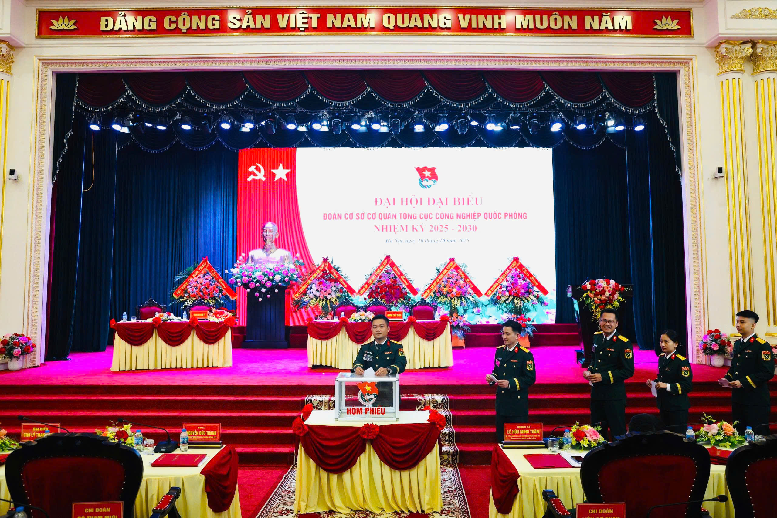 Bầu cử tại đại hội. Ảnh: Đinh Lăng.