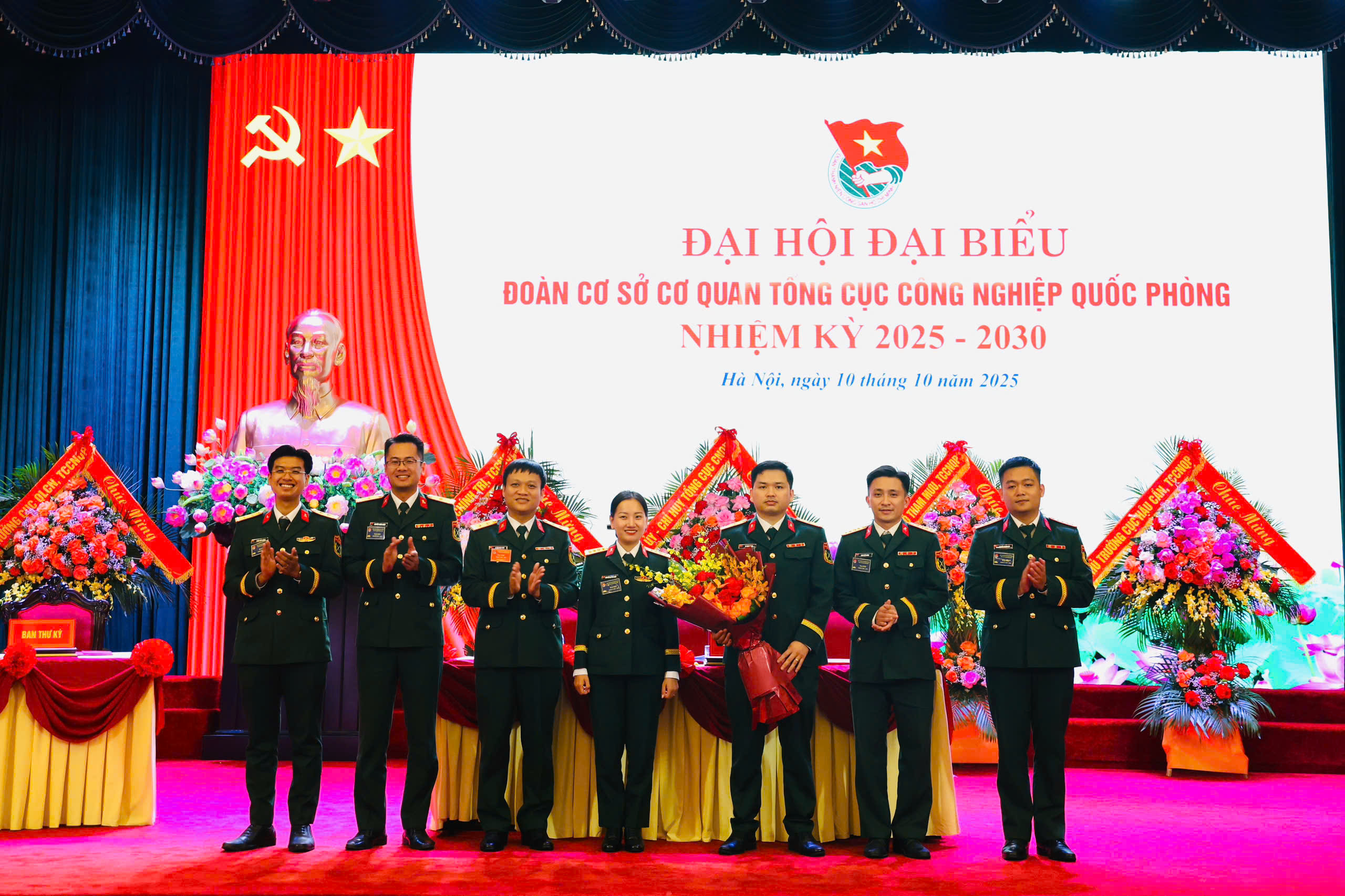 Tặng hoa chúc mừng Ban Chấp hành Đoàn cơ sở Cơ quan Tổng cục CNQP nhiệm kỳ 2025 - 2030. Ảnh: Đinh Lăng.